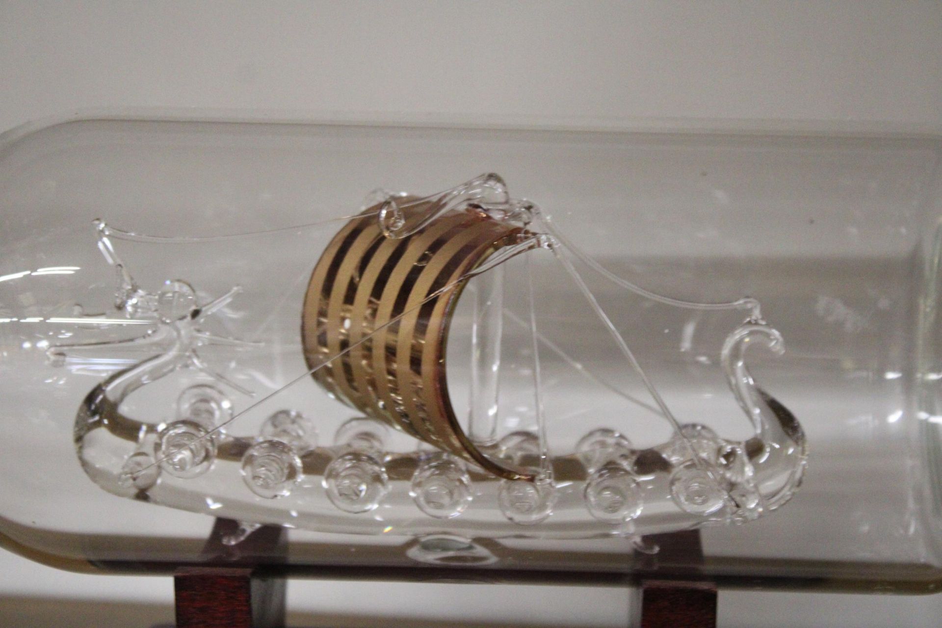 A GLASS MODEL OF A VIKING LONGSHIP IN A BOTTLE - Image 2 of 5