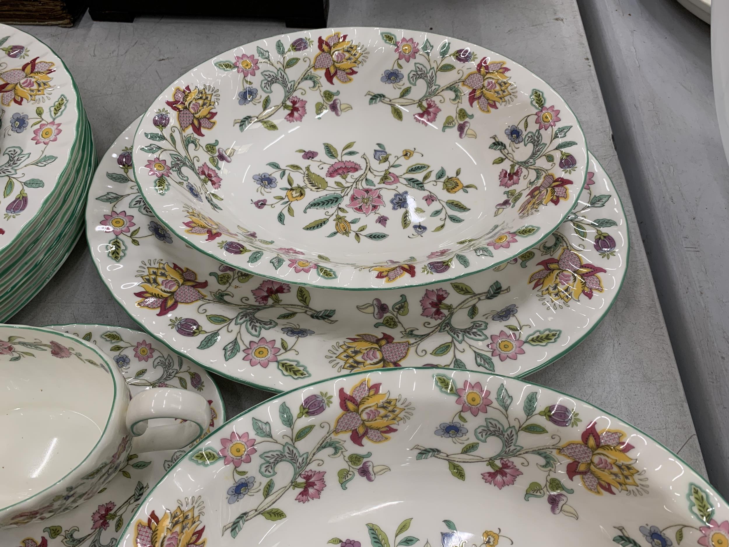 A LARGE QUANTITY OF MINTON HADDON HALL TO INCLUDE SERVING BOWLS, PLATTER, DINNER PLATES, SOUP BOWLS, - Image 5 of 7