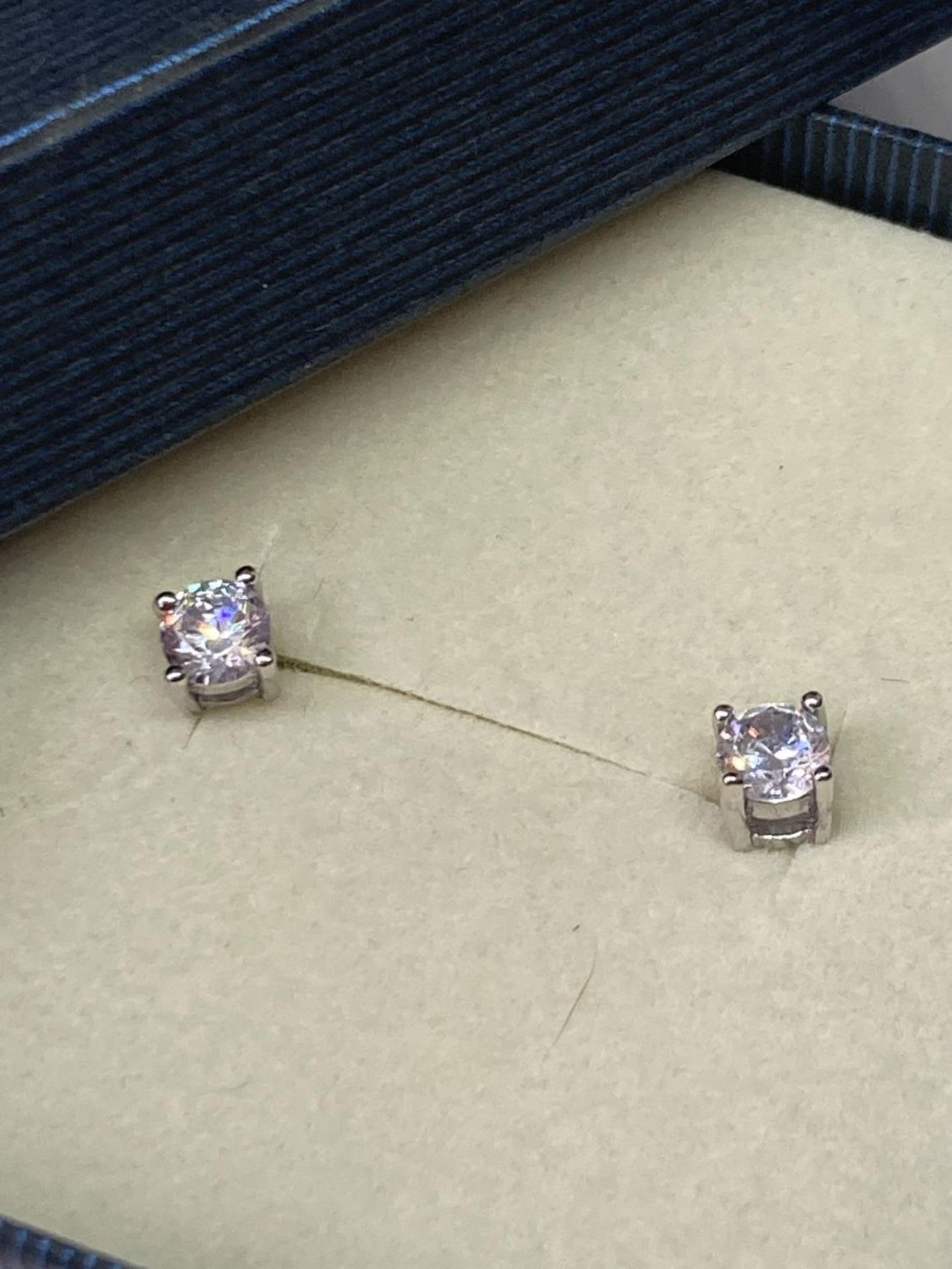 A PAIR OF MARKED 925 SILVER EARRINGS WITH CLEAR STONES IN A PRESENTATION BOX - Image 3 of 8
