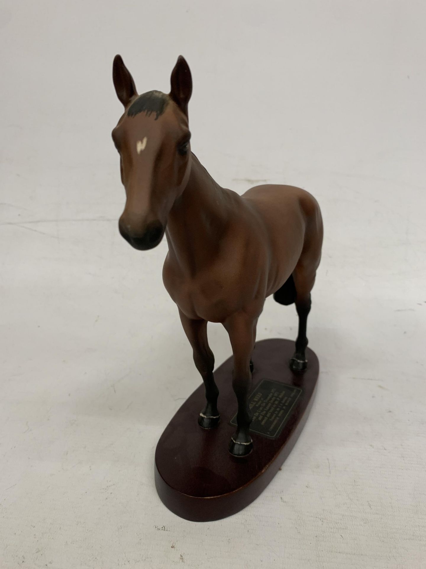 A BESWICK "MILL REEF" HORSE ON WOODEN PLINTH - Image 2 of 5