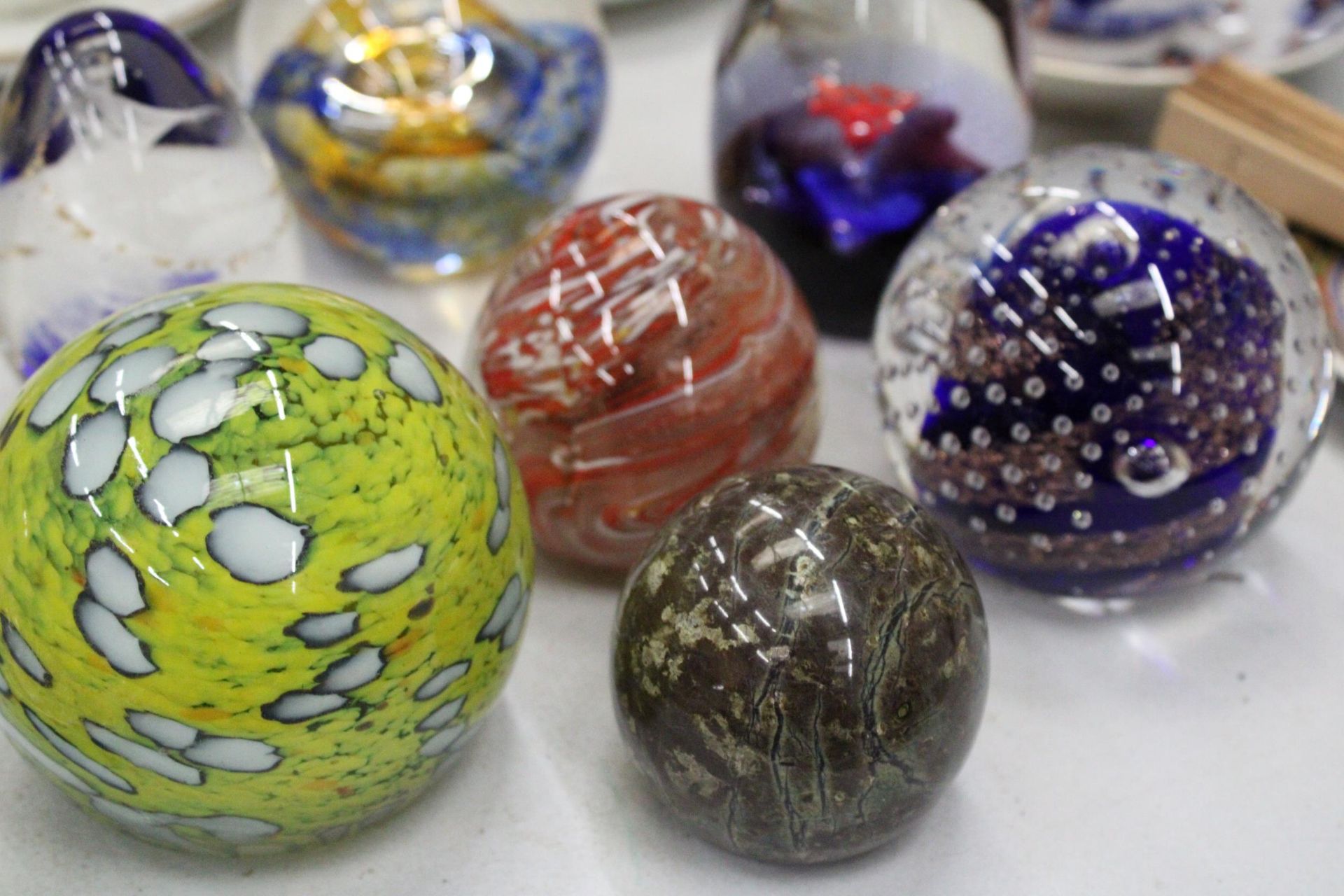 A COLLECTION OF SEVEN GLASS PAPERWEIGHTS TO INCLUDE SIGNED M'DINA AND CAITHNESS - Image 5 of 5
