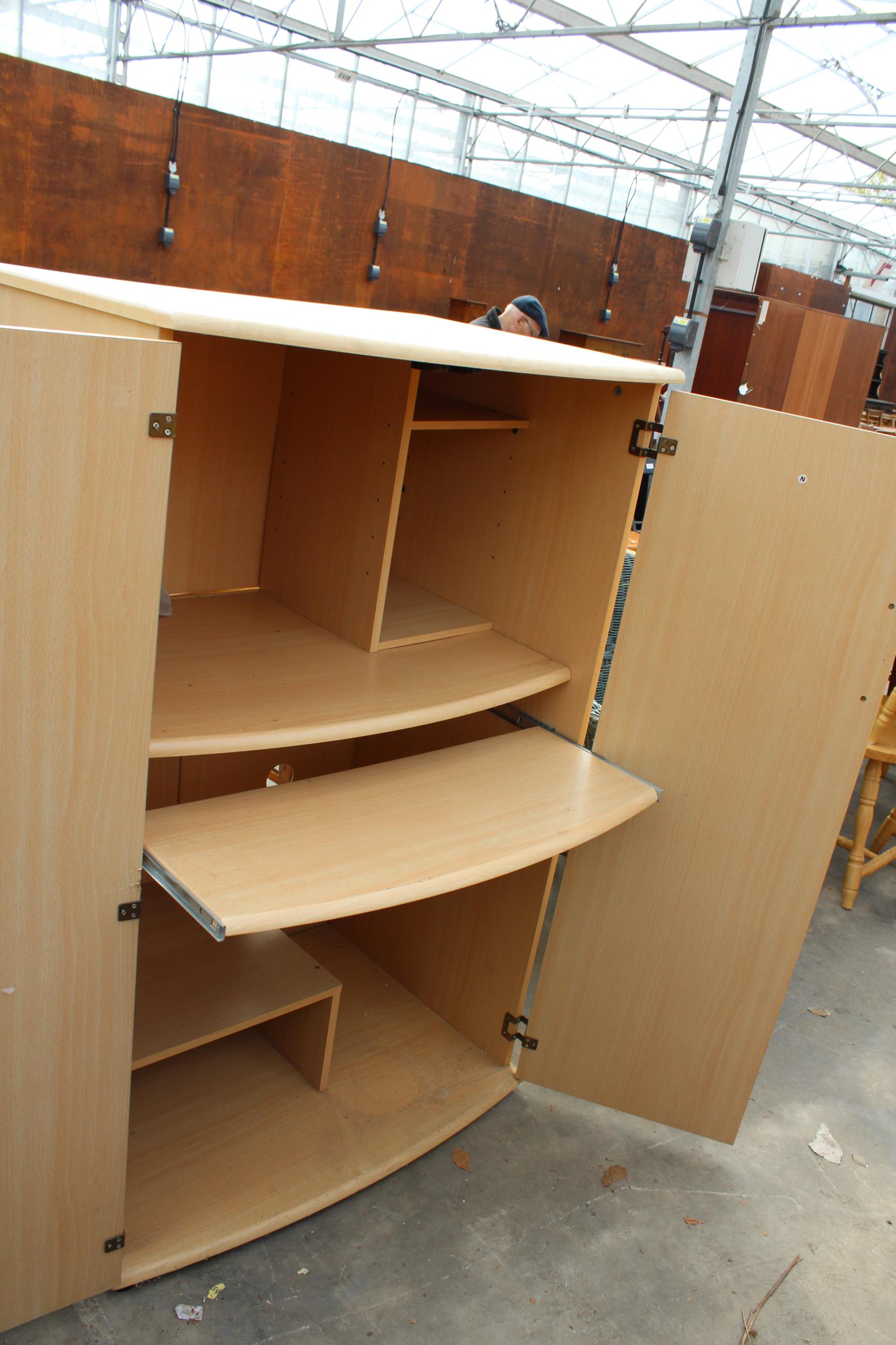 A MODERN TWO DOOR WARDROBE AND A PAIR OF BEDSIDE CHESTS - Image 4 of 4