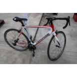 A CANNONDALE SYNAPSE FULL CARBON ROAD RACING BIKE WITH 20 SPEED SHIMANO 105 GEAR SYSTEM