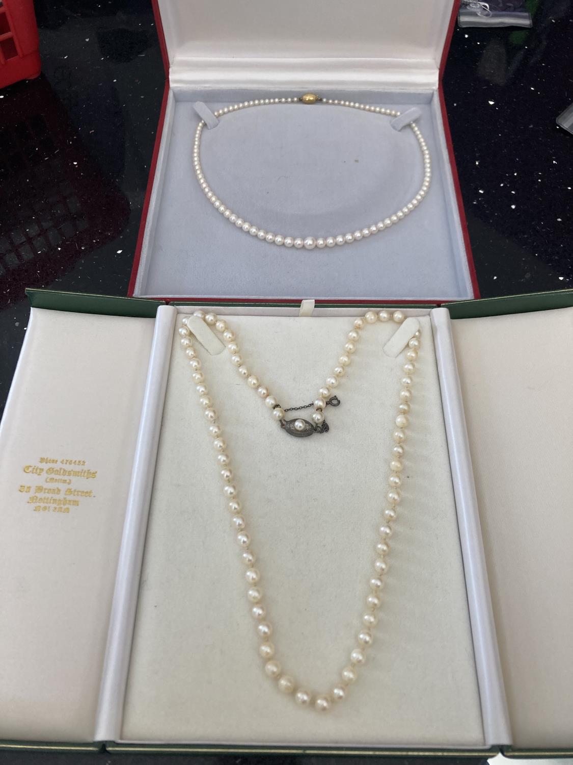 TWO BOXED STRINGS OF PEARLS ONE WITH A 9 CARAT GOLD CLASP AND ONE WITH A SILVER CLASP - Image 2 of 10