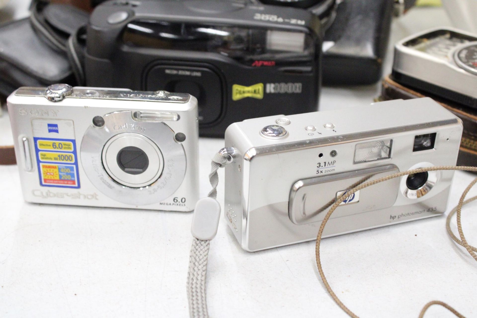 A COLLECTION OF CAMERAS TO INCLUDE, PETRI 7, ZEISS IKON, NETTAR, RICOH PANORAMA, HP PHOTOSMART, SONY - Bild 5 aus 6