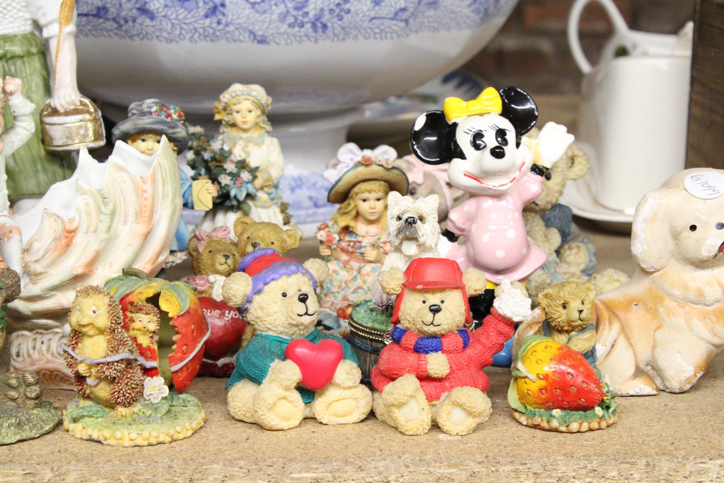 A COLLECTION OF RESIN ANIMALS TO INCLUDE, TEDDY BEARS, ETC, PLUS CONTINENTAL STYLE FIGURES, ETC - Image 3 of 5