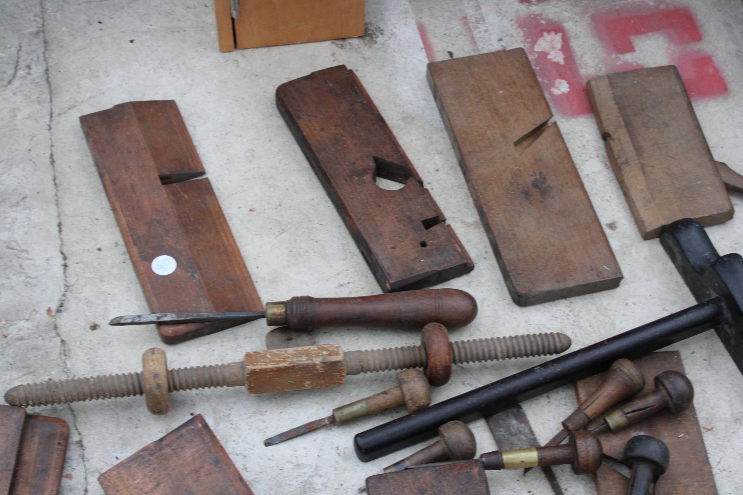 AN ASSORTMENT OF VINTAGE WOOD PLANES AND WOOD WORKING TOOLS ETC - Image 3 of 4