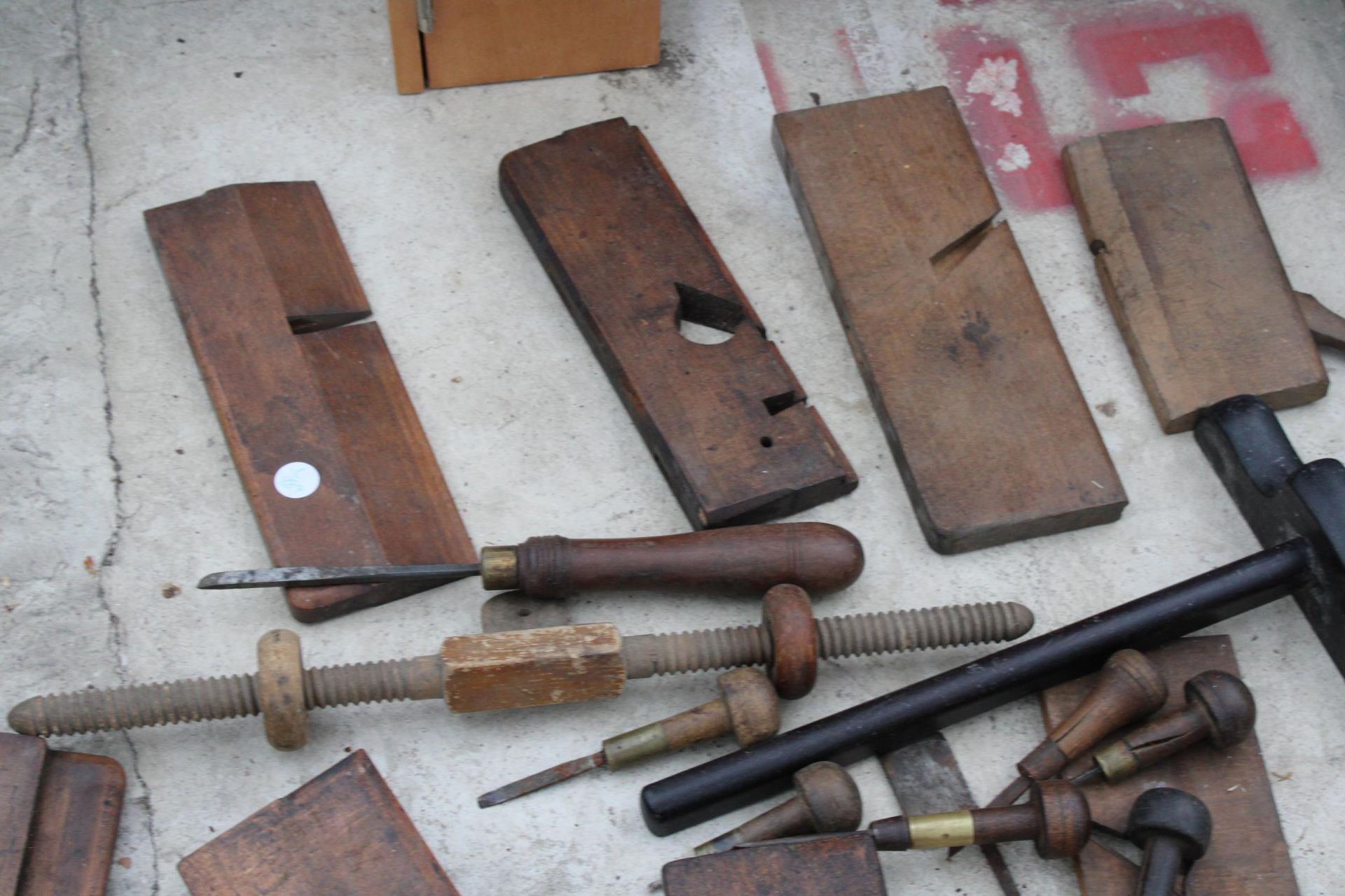 AN ASSORTMENT OF VINTAGE WOOD PLANES AND WOOD WORKING TOOLS ETC - Bild 3 aus 4