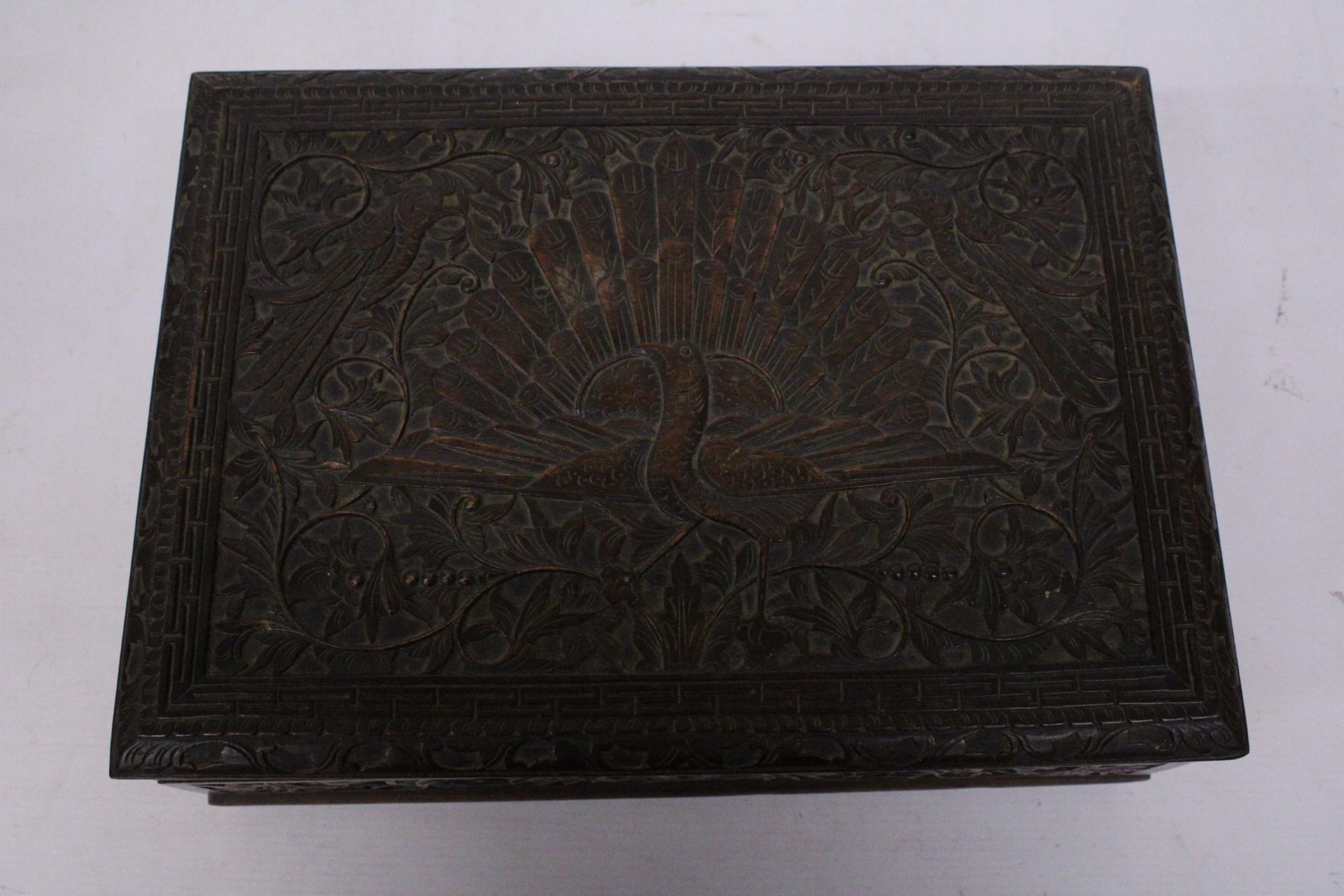 AN ANGLO INDIAN HEAVILY CARVED BOX WITH KEY - Image 6 of 6