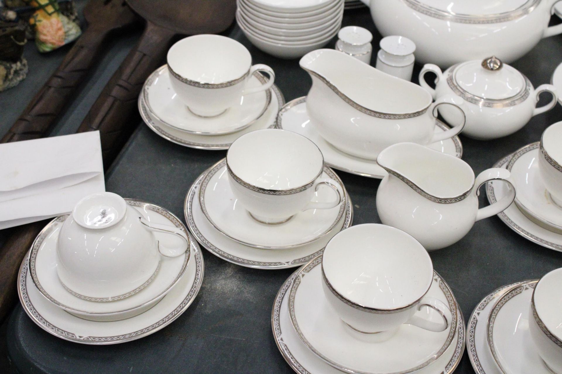 A ROYAL DOULTON 'DRYDEN' DINNER SERVICE TO INCLUDE SERVING BOWLS, VARIOUS SIZES OF PLATES, DESSERT - Image 5 of 6