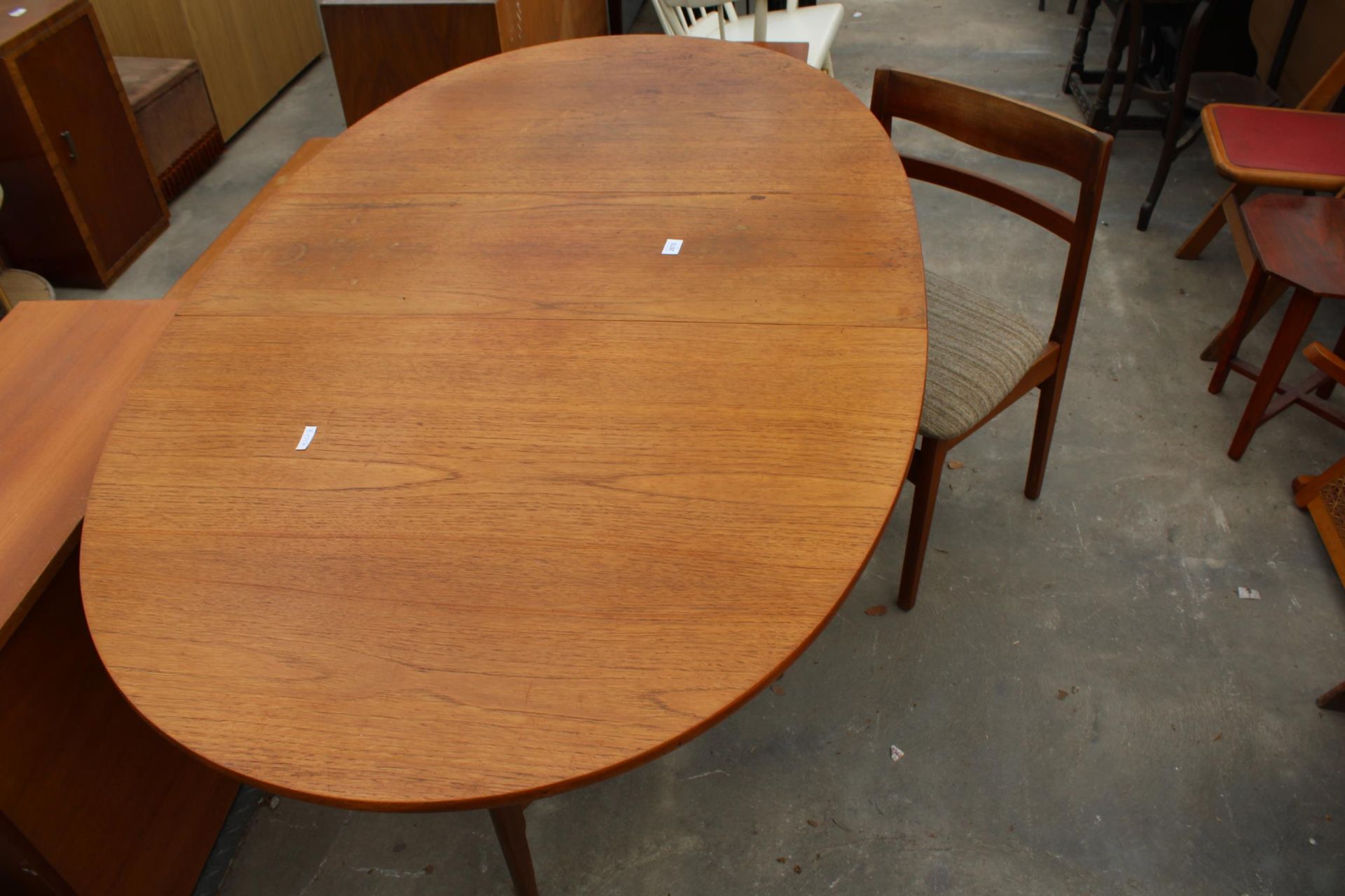 A RETRO TEAK OVAL GATE-LEG DINING TABLE, 66" X 38" OPENED AND ONE CHAIR - Bild 3 aus 3