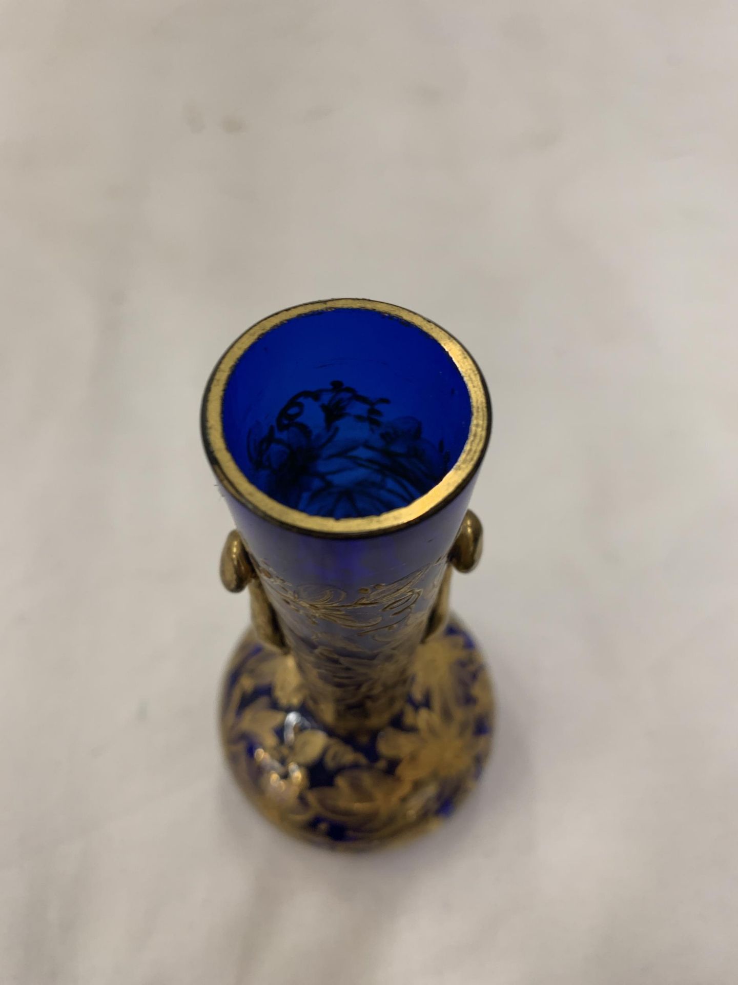 A STOURBRIDGE, BLUE GILT GLASS VASE, HEIGHT 12CM - Image 6 of 7