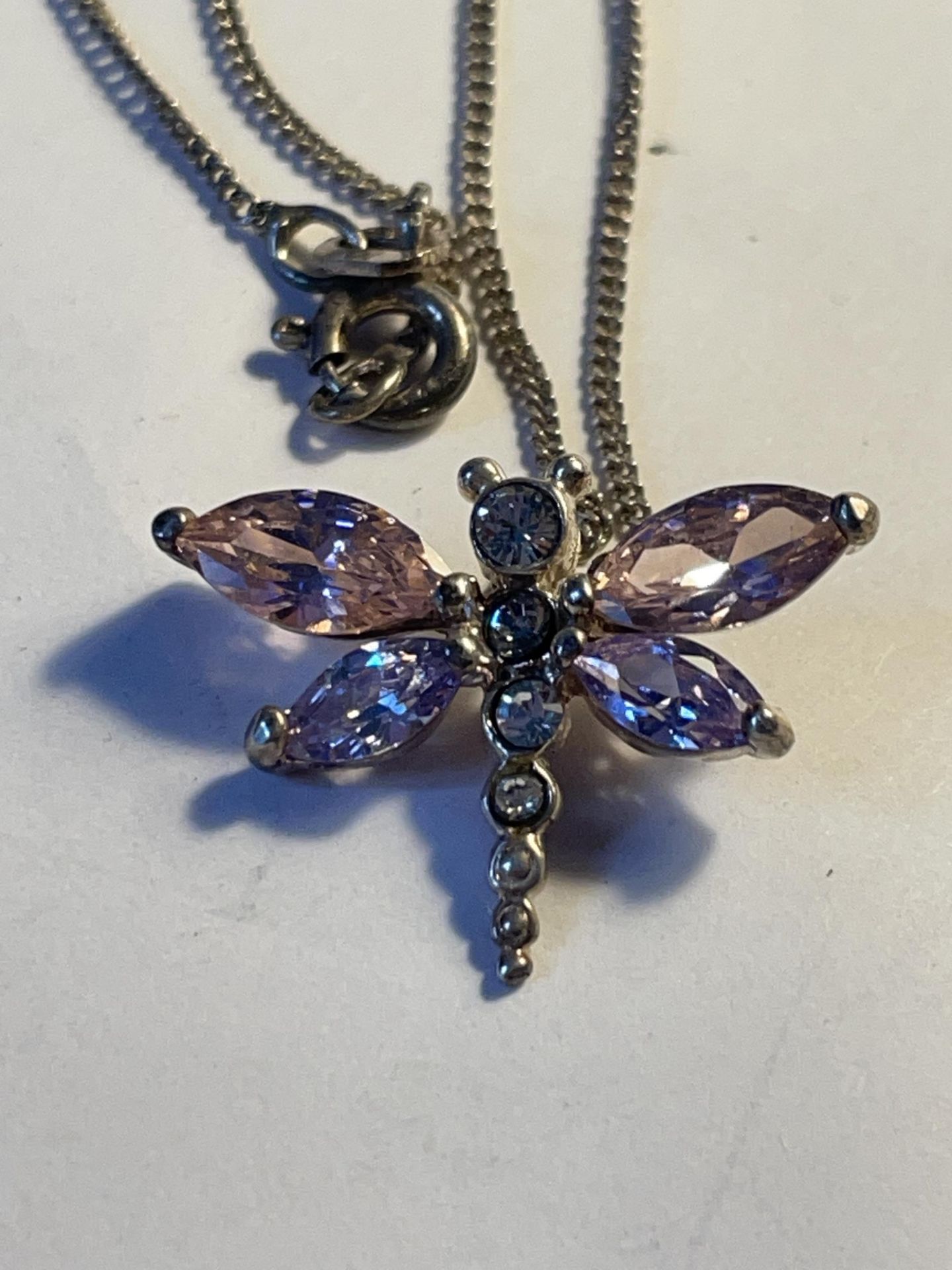 A MARKED 925 SILVER NECKLACE WITH A SILVER AND COLOURED STONE DRAGONFLY PENDANT - Image 2 of 3