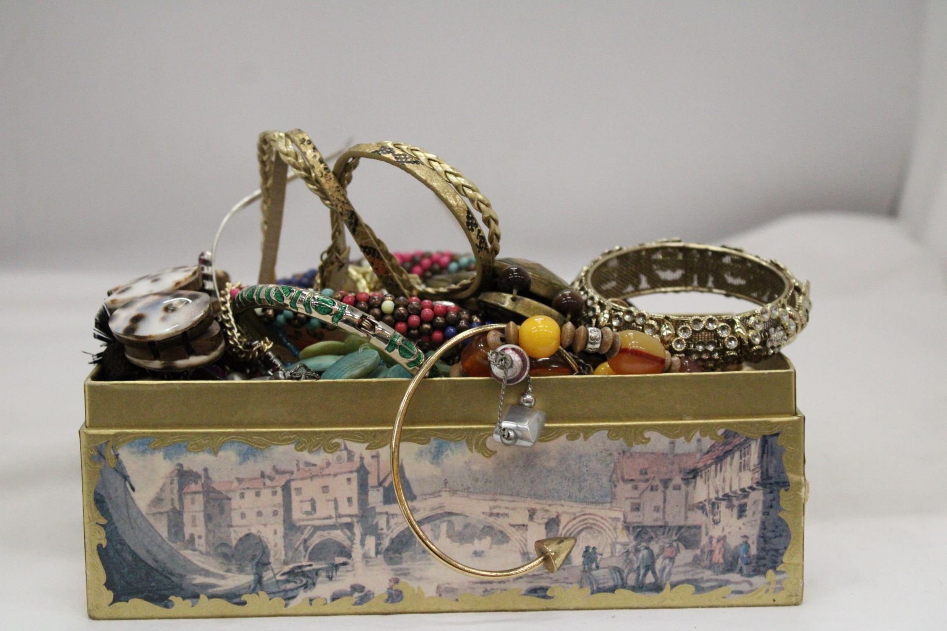 A QUANTITY OF COSTUME JEWELLERY TO INCLUDE NECKLACES, EARRINGS, BANGLES, ETC, IN A DOMED BOX - Bild 2 aus 5