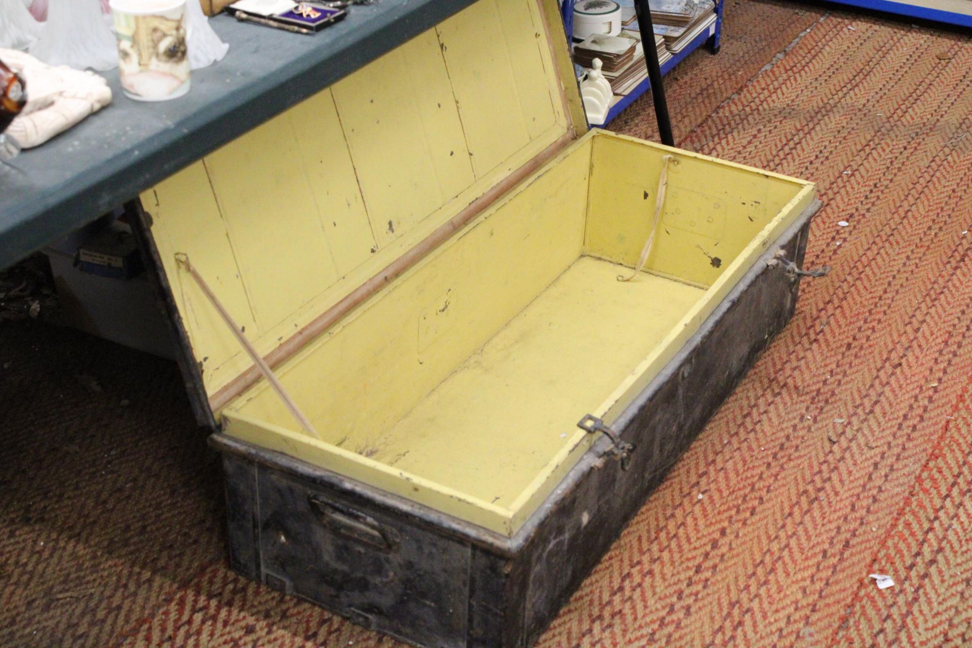 AN EXTRA LONG METAL, MILITARY, TRAVEL CHEST WITH HANDLES AND LOCKS, LENGTH 106CM, HEIGHT 16CM, DEPTH - Image 3 of 3