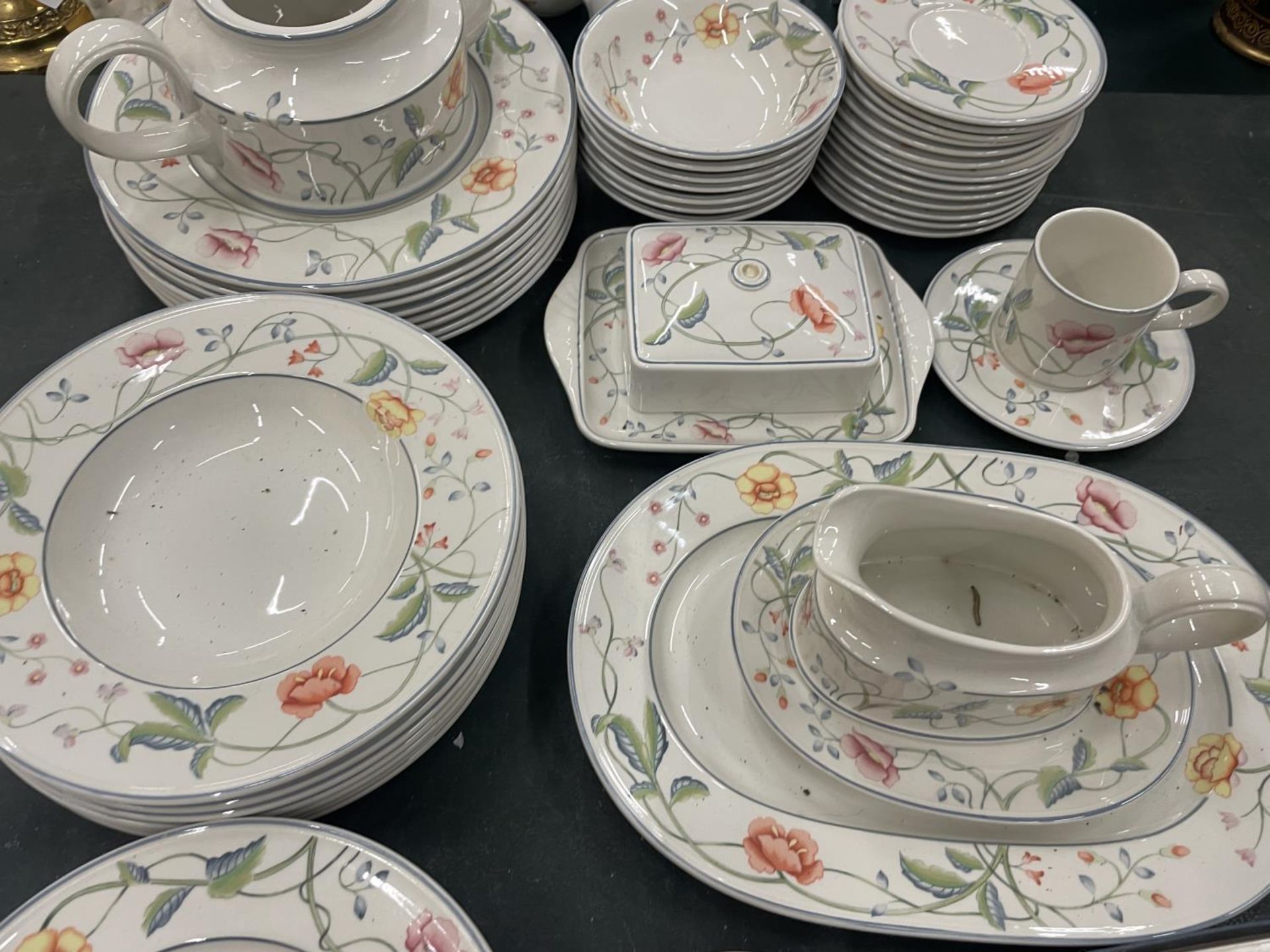 VARIOUS VILLEROY AND BOSH ALBERTINA DINNERWARE ITEMS TO INCLUDE BOWLS, PLATES, DISHES, FORKS, - Image 6 of 8