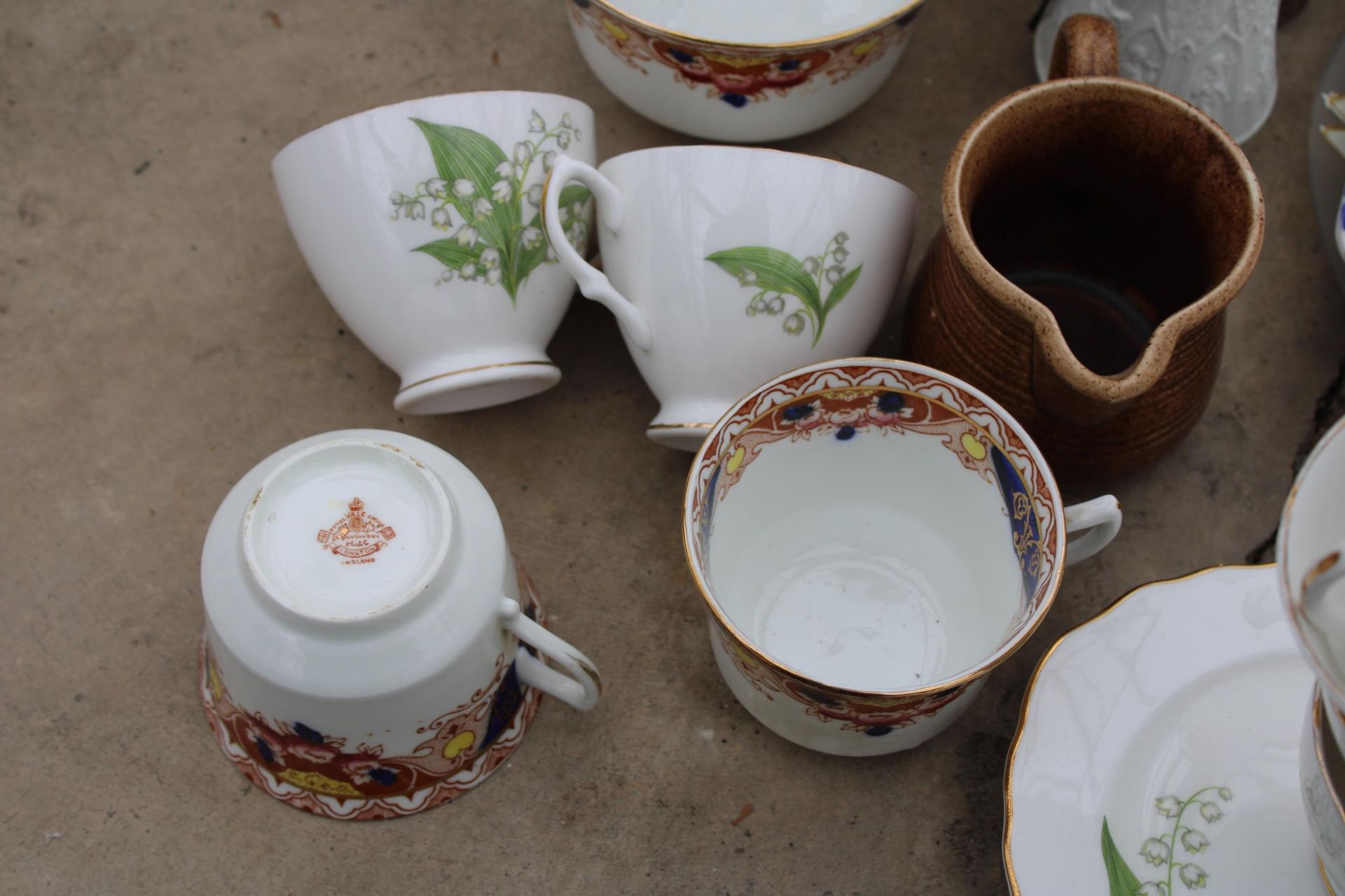 AN ASSORTMENT OF ITEMNS TO INCLUDE CERAMICS AND GLASS WARE ETC - Image 3 of 4