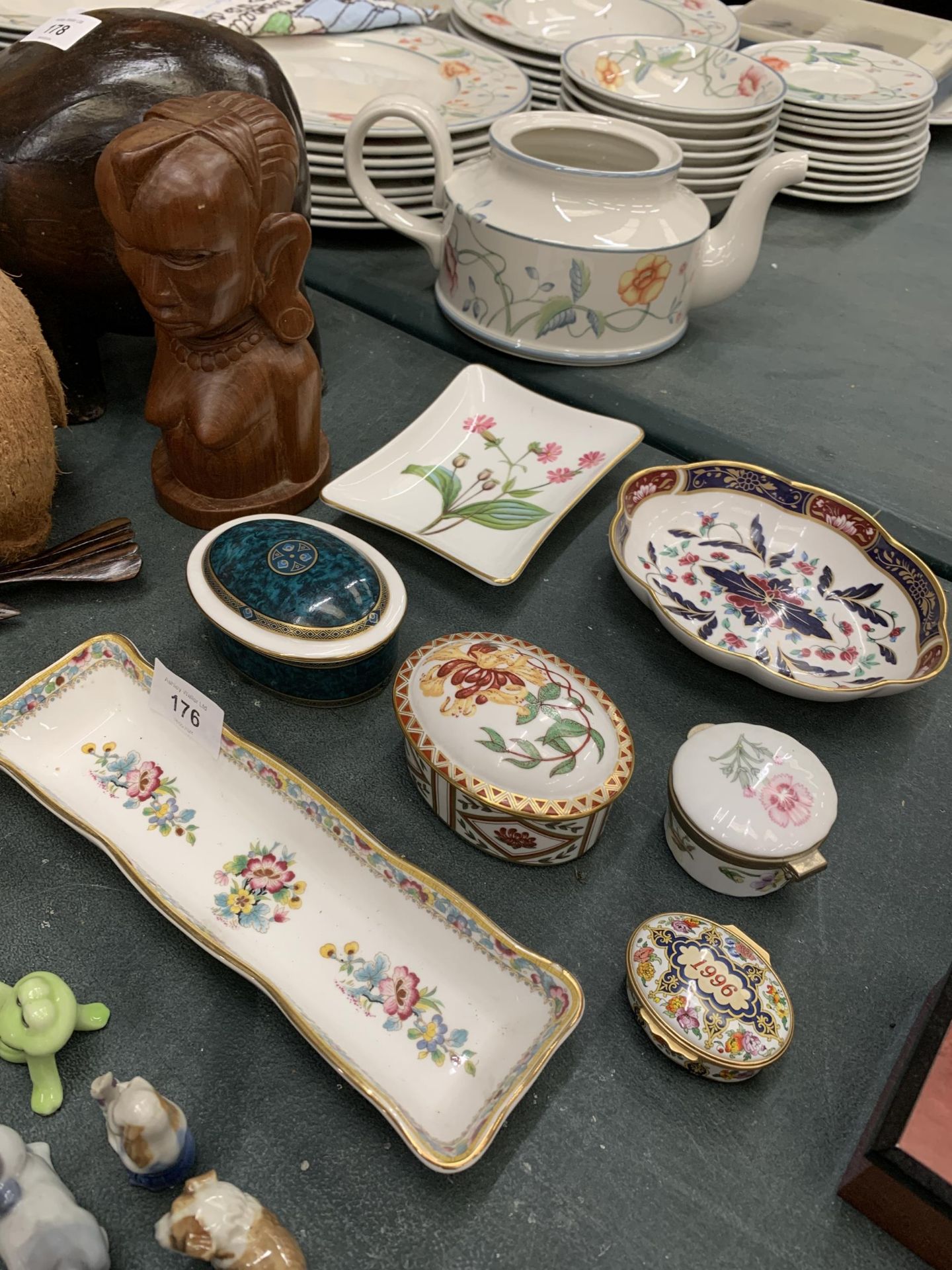 A QUANTITY OF TRINKET BOXES AND TRAYS TO INCLUDE ROYAL CROWN DERBY, MINTON, ROYAL WORCESTER, ETC - Image 4 of 4