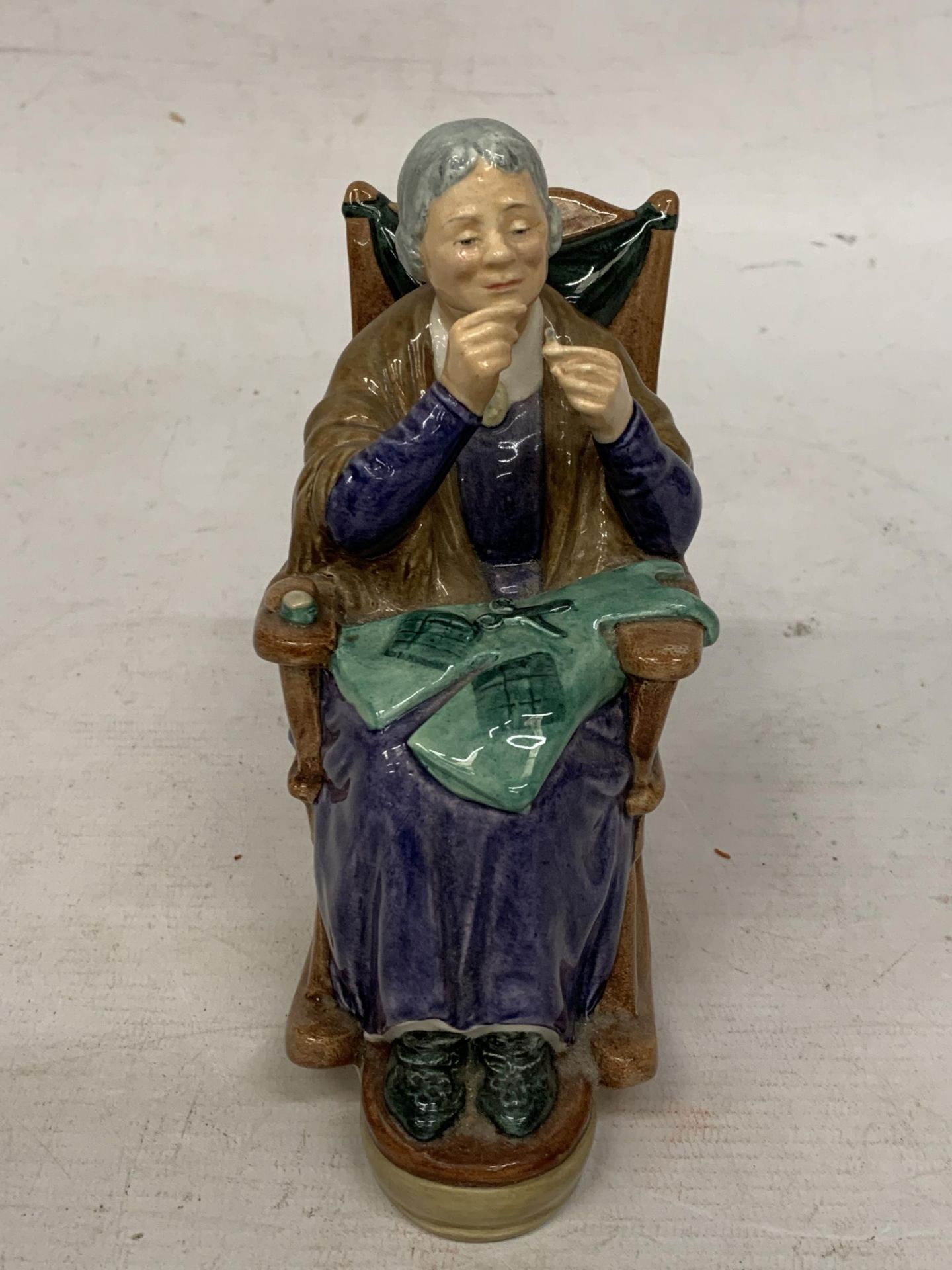 A ROYAL DOULTON FIGURINE "A STITCH IN TIME" HN 2352 - Image 2 of 5