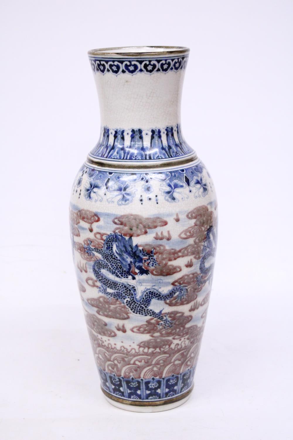 A LARGE PORCELAIN CHINESE GLAZED CRACKLEWARE VASE PORTRAYING DRAGONS WITH CHARACTER MARKS TO THE