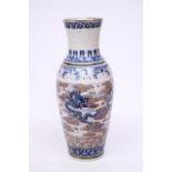 A LARGE PORCELAIN CHINESE GLAZED CRACKLEWARE VASE PORTRAYING DRAGONS WITH CHARACTER MARKS TO THE