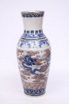 A LARGE PORCELAIN CHINESE GLAZED CRACKLEWARE VASE PORTRAYING DRAGONS WITH CHARACTER MARKS TO THE