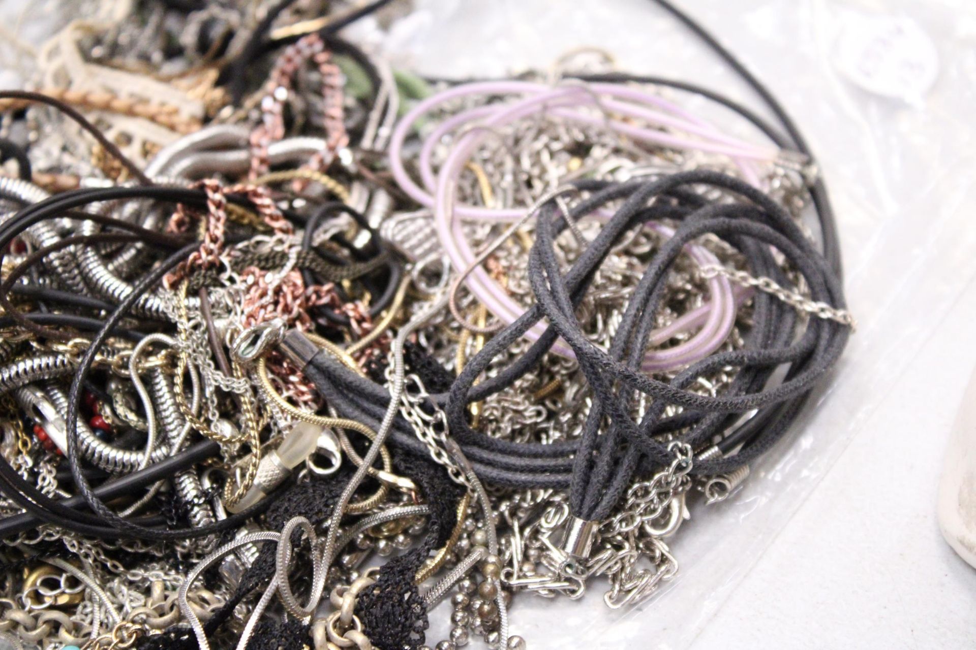 A QUANTITY OF VINTAGE NECKLACES - Image 4 of 6