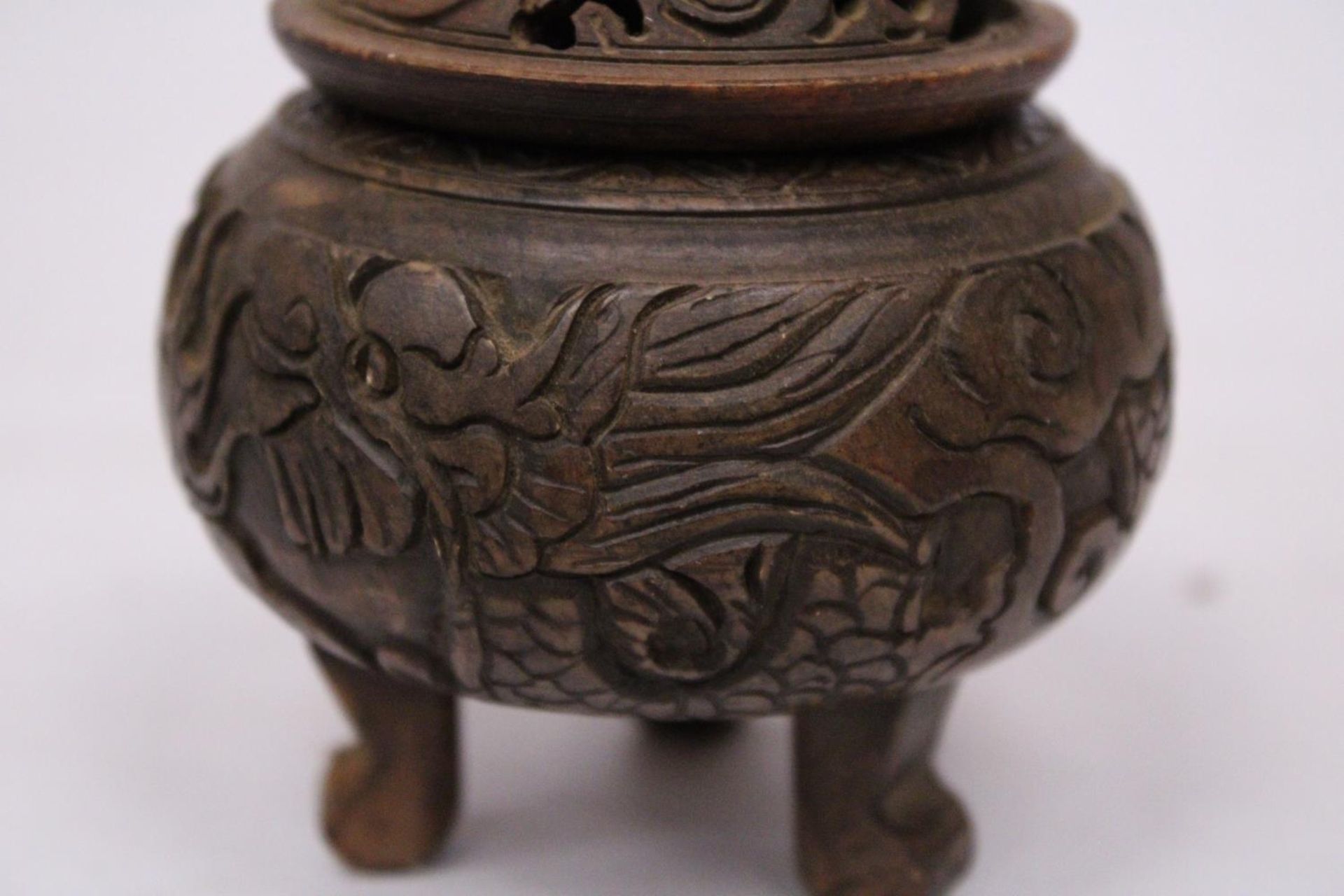 A METAL (POSSIBLY BRONZE) TRIPOD INCENSE HOLDER WITH FOO DOG FINIAL - Image 8 of 9