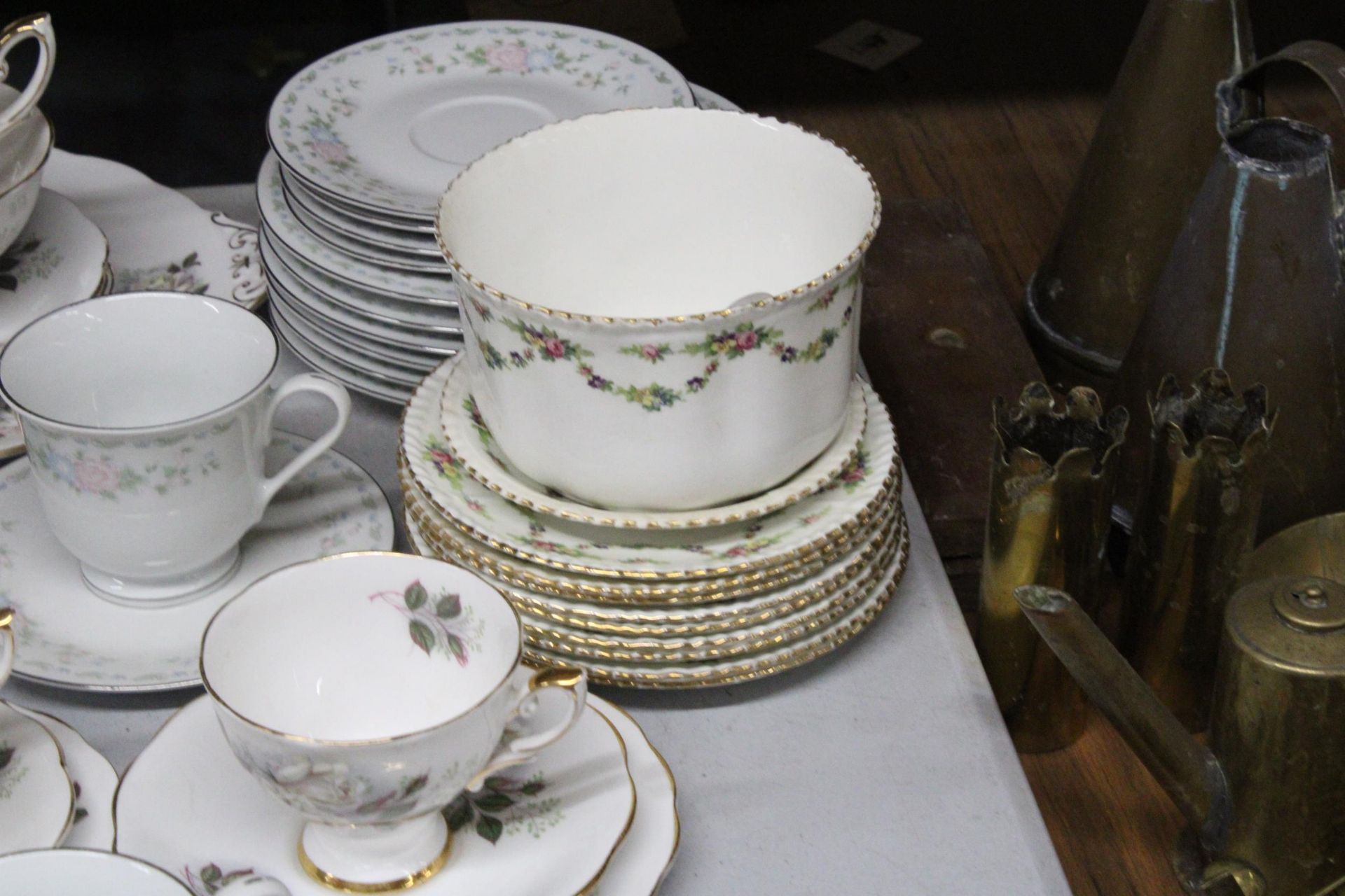 A QUANTITY OF VINTAGE TEAWARE TO INCLUDE ROYAL STANDARD CAKE PLATES, CREAM JUG, SUGAR BOWL, CUPS, - Image 2 of 5