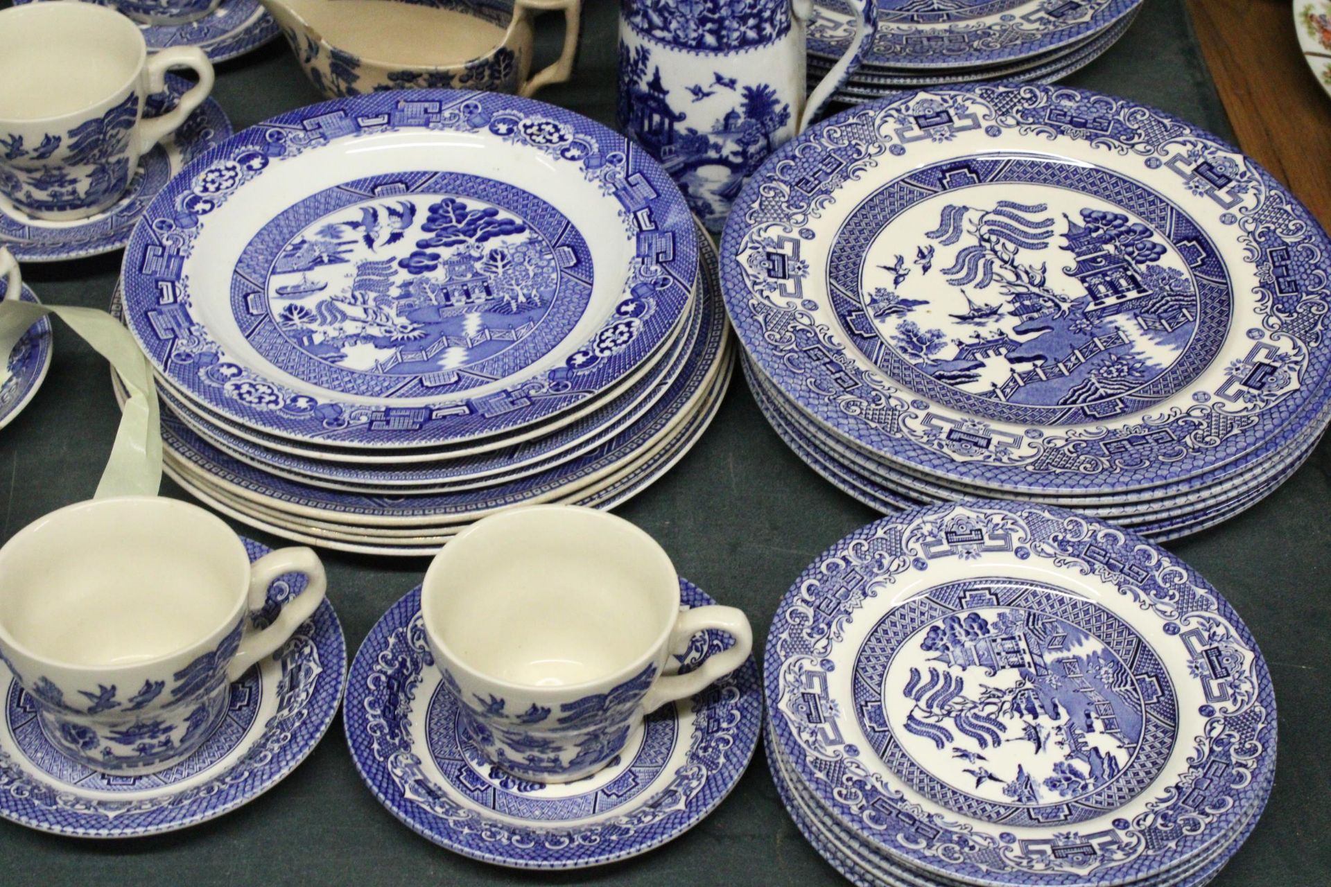 A QUANTITY OF BLUE AND WHITE WILLOW PATTERN DINNERWARE TO INCLUDE VARIOUS SIZES OF PLATES, BOWLS, - Image 4 of 6