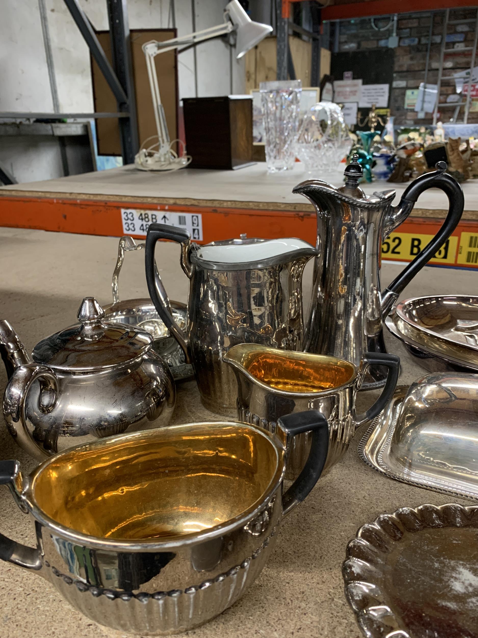 A LARGE MIXED LOT OF SILVER PLATE TO INCLUDE A CANDLE STICK, BUTTER DISH, ROSE BOWL, CAKE PLATE ETC, - Image 3 of 4