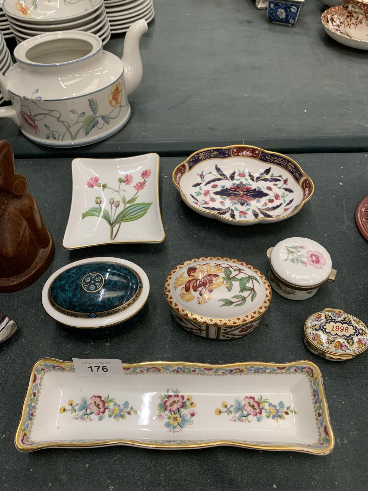 A QUANTITY OF TRINKET BOXES AND TRAYS TO INCLUDE ROYAL CROWN DERBY, MINTON, ROYAL WORCESTER, ETC - Image 2 of 4