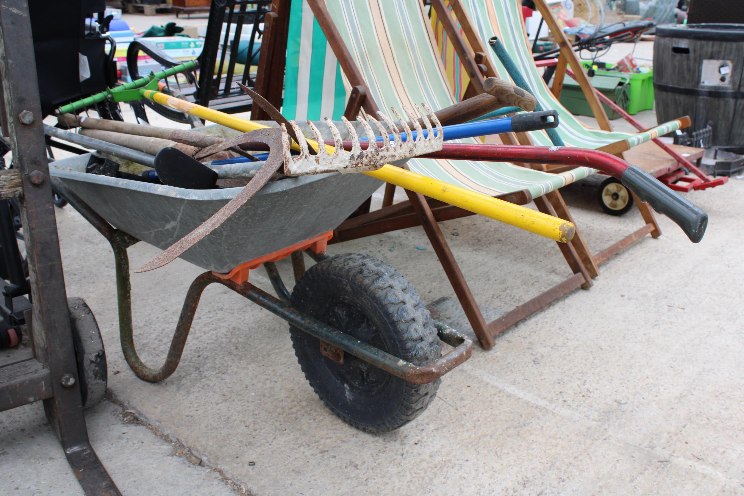 A METAL WHEEL BARROW AND AN ASSORTMENT OF GARDEN TOOLS TO INCLUDE RAKES AND SCYTHES ETC - Image 2 of 3