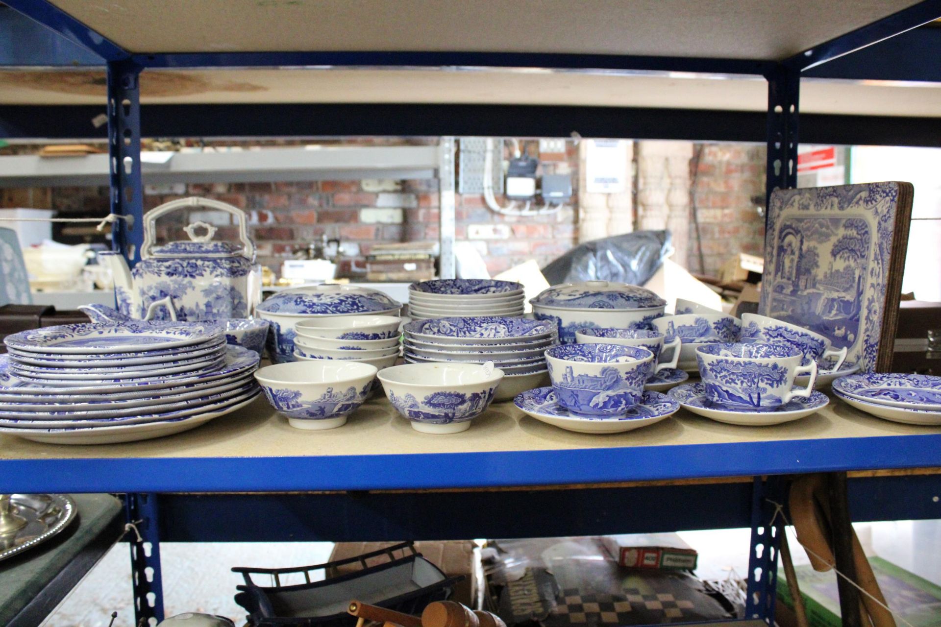A LARGE COLLECTION OF SPODE BLUE ITALIAN WARE TO INCLUDE LIDDED BOWLS, KETTLE, SUGAR BOWL AND - Bild 7 aus 7