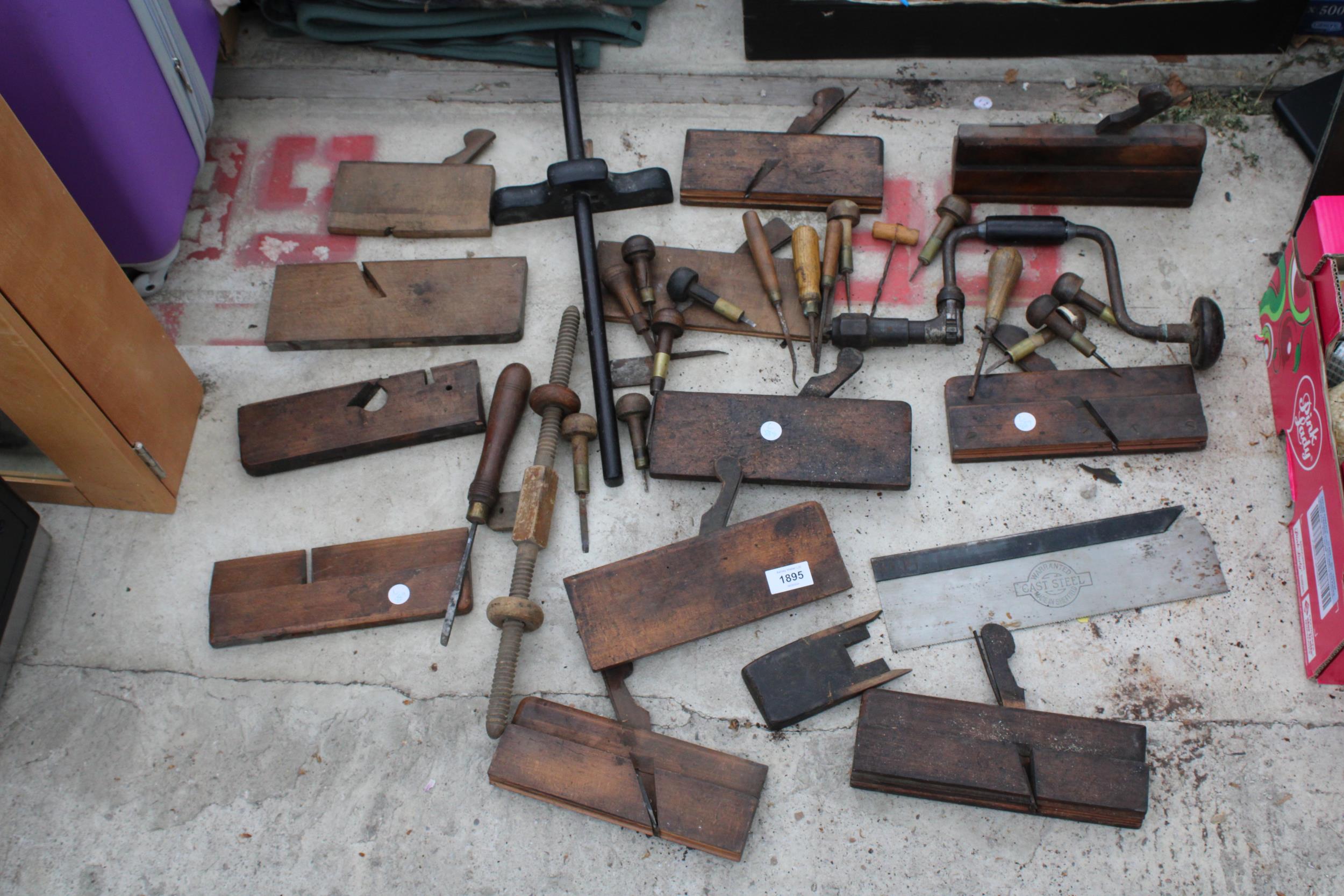 AN ASSORTMENT OF VINTAGE WOOD PLANES AND WOOD WORKING TOOLS ETC