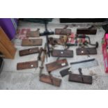 AN ASSORTMENT OF VINTAGE WOOD PLANES AND WOOD WORKING TOOLS ETC