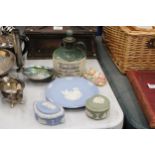 A MIXED LOT TO INCLUDE A STONEWARE GLENFIDDICH FLAGON, THREE PIECES OF WEDGWOOD JASPERWARE, AN