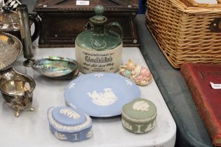 A MIXED LOT TO INCLUDE A STONEWARE GLENFIDDICH FLAGON, THREE PIECES OF WEDGWOOD JASPERWARE, AN