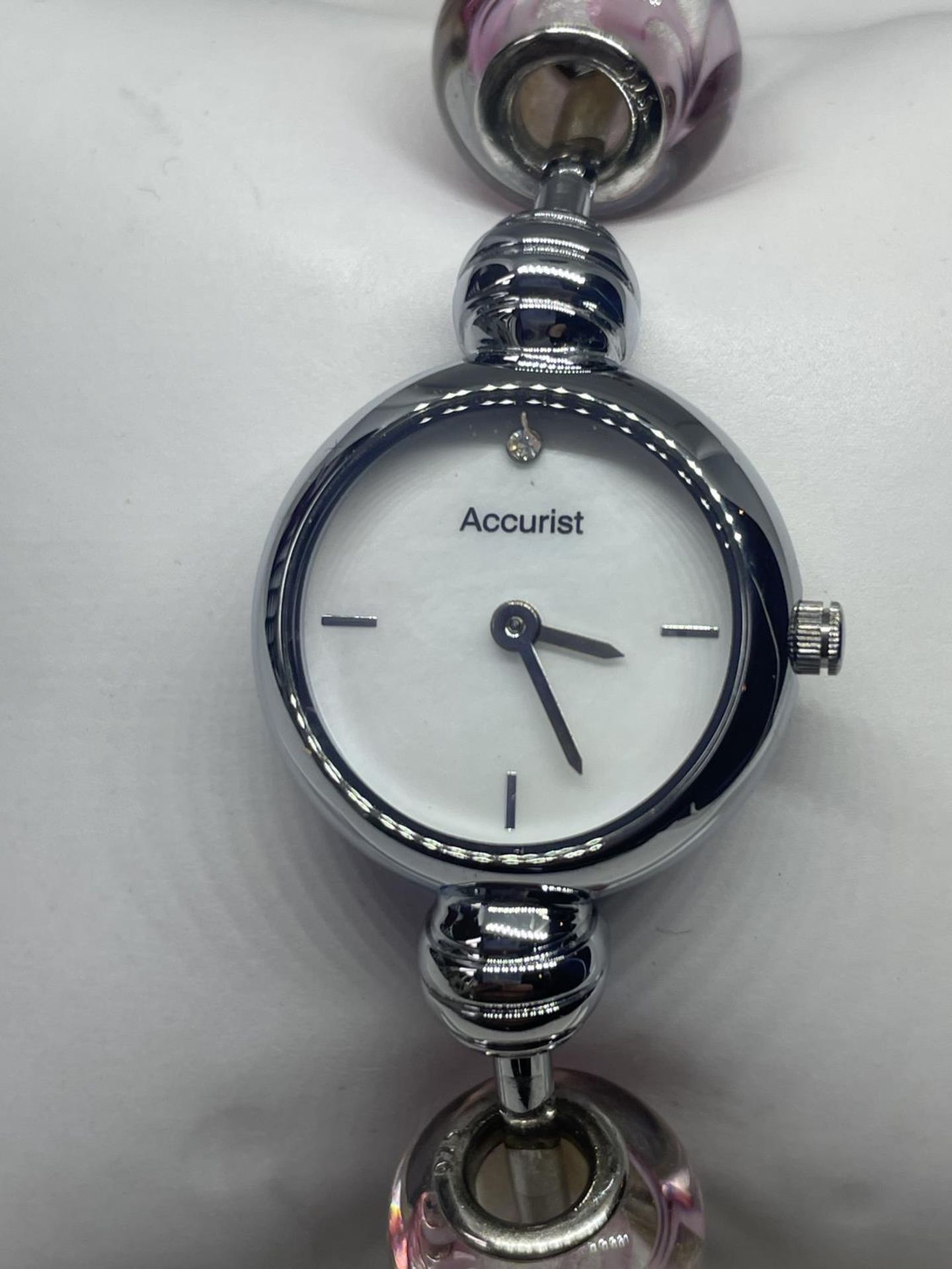 AN ACCURIST WRISTWATCH IN A PRESENTATION BOX - Image 2 of 3
