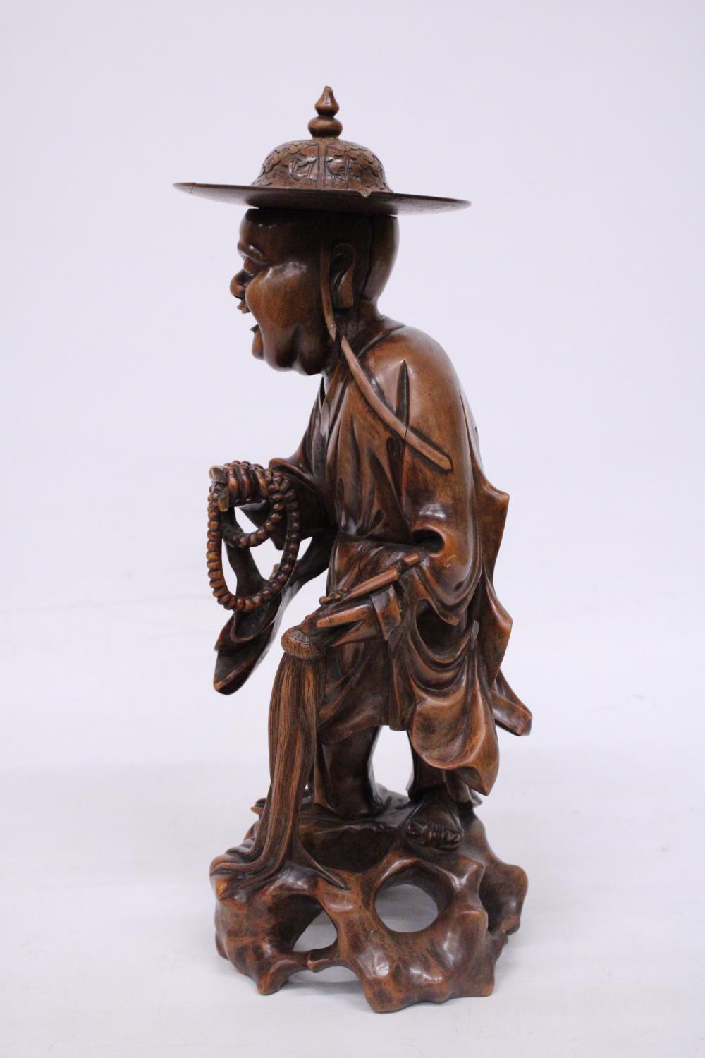 A VINTAGE ORIENTAL ROOTWOOD CARVING OF A HOLYMAN WEARING A TYPICAL COOLIE HAT WITH TEETH ( - Image 2 of 7