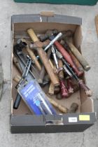 AN ASSORTMENT OF VINTAGE HAND TOOLS TO INCLUDE HAMMERS AND BRACE DRILLS ETC