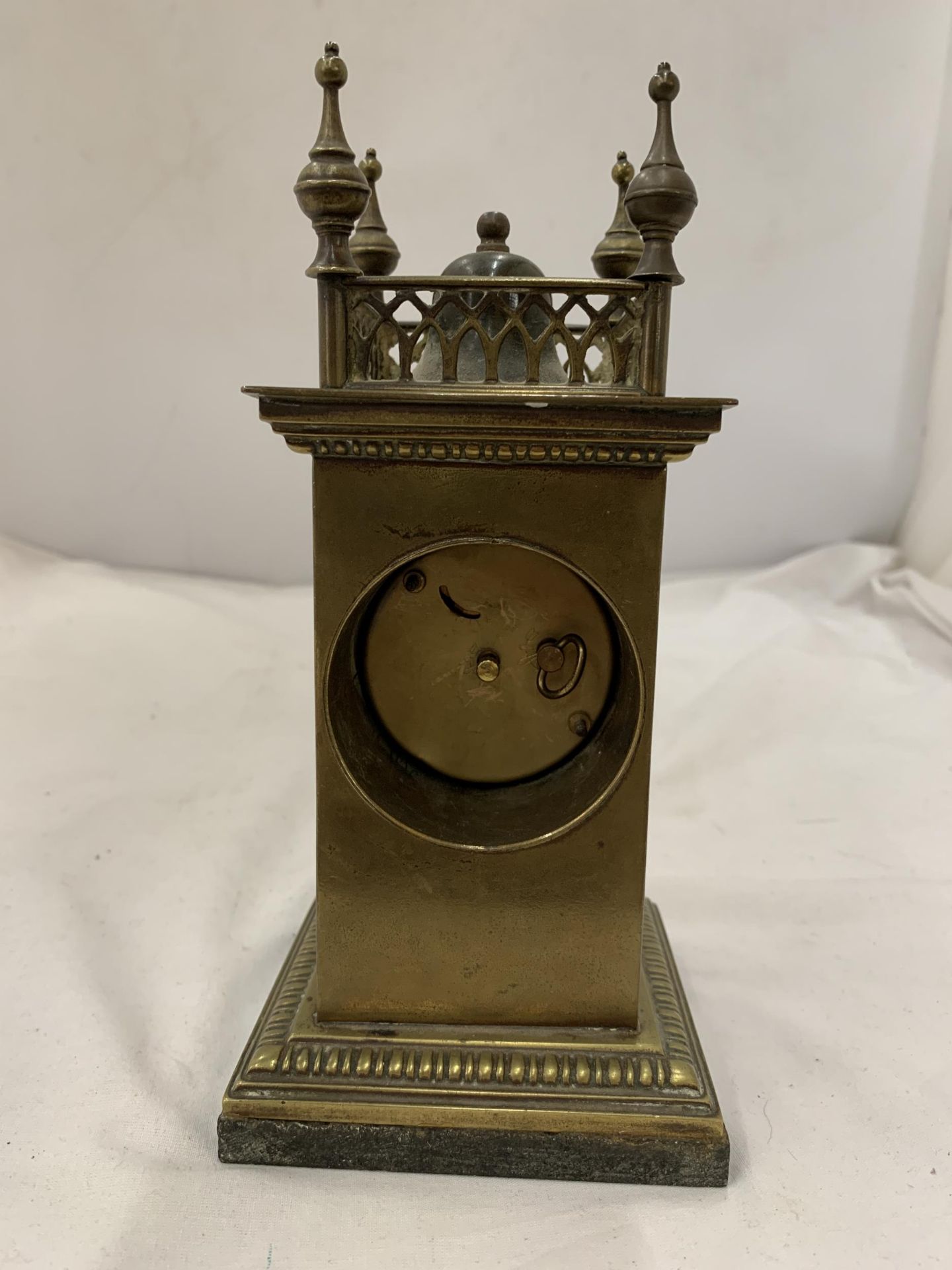 A VINTAGE BRASS MANTEL CLOCK ON A MARBLE BASE, WITH FOUR SPIRES TO THE TOP. WORKING WHEN - Bild 6 aus 9