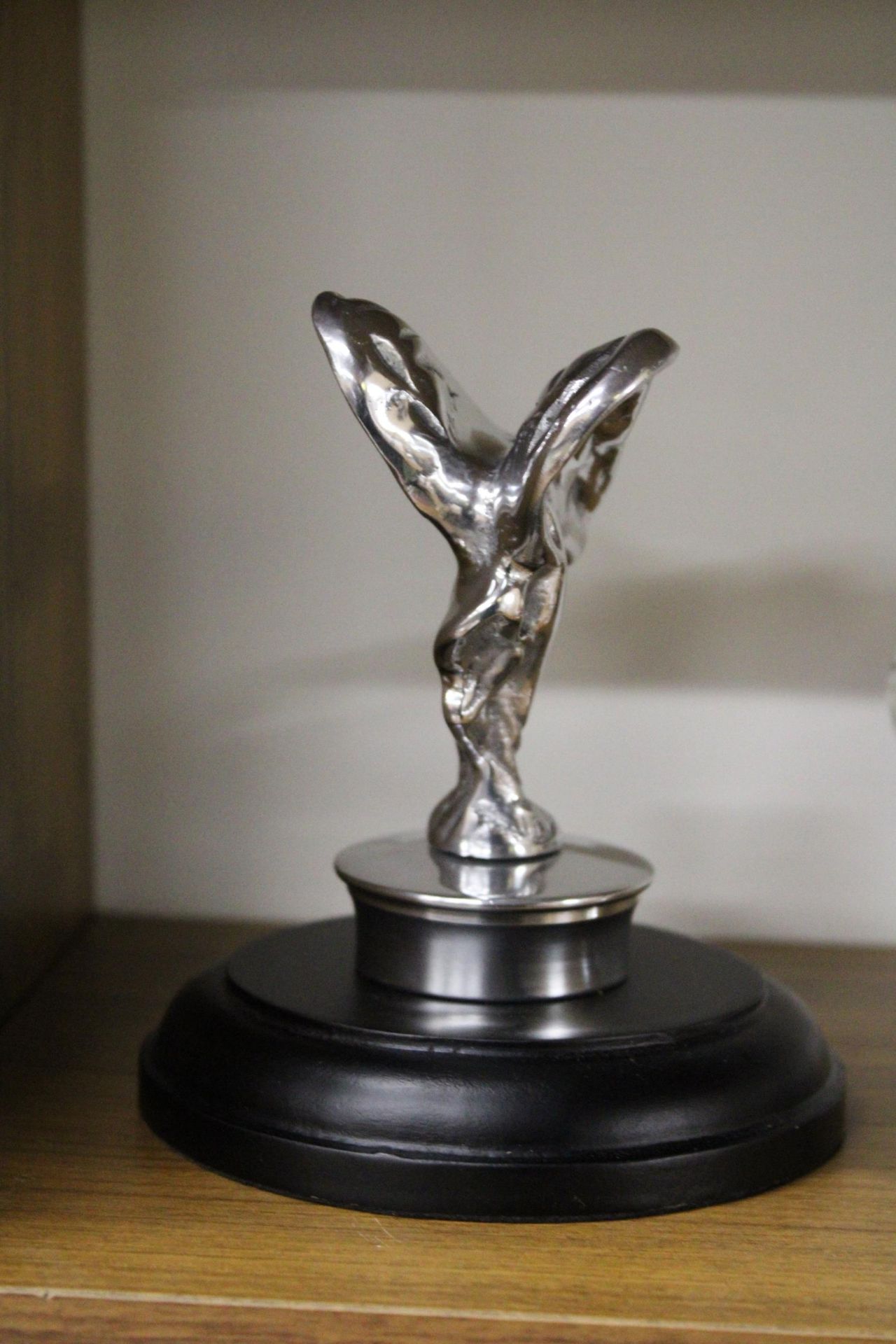 A CHROME FLYING LADY ON A BASE, HEIGHT 14.5CM - Image 3 of 4