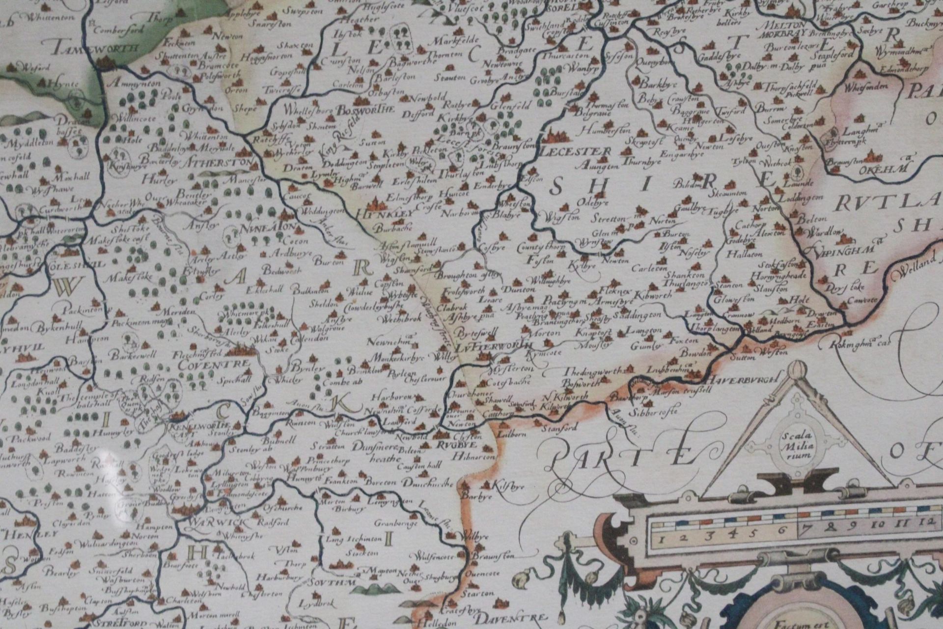 TWO FRAMED PRINTS OF MAPS TO INCLUDE SAXTON'S MAP OF HERTFORDSHIRE, 1577, PLUS WARWICKSHIRE, - Image 5 of 6