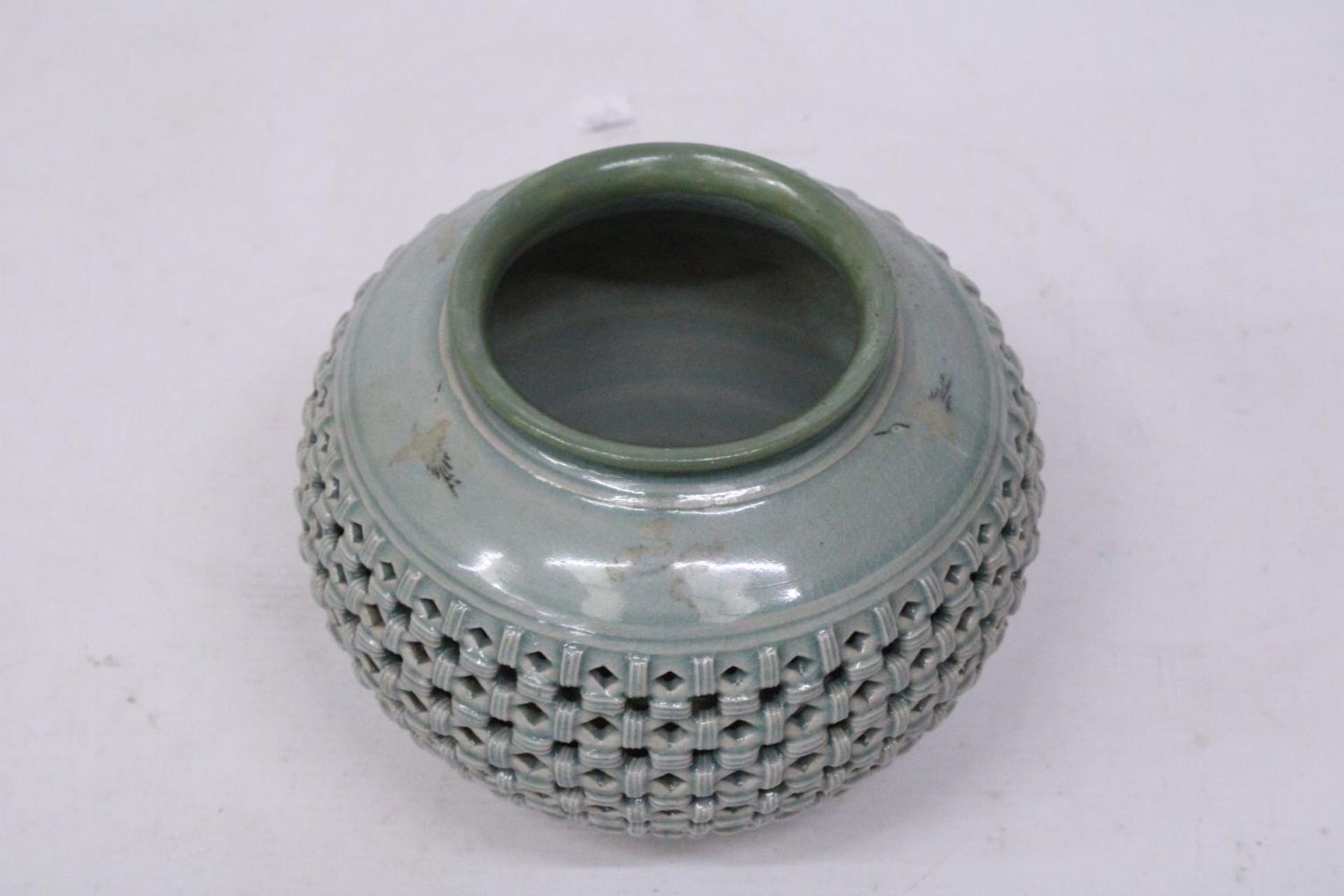 A MID 20TH CENTURY CHINESE KOREAN EXPORT RETICULATED POT / VASE, SIGNED, HEIGHT 15 CM - Bild 2 aus 6