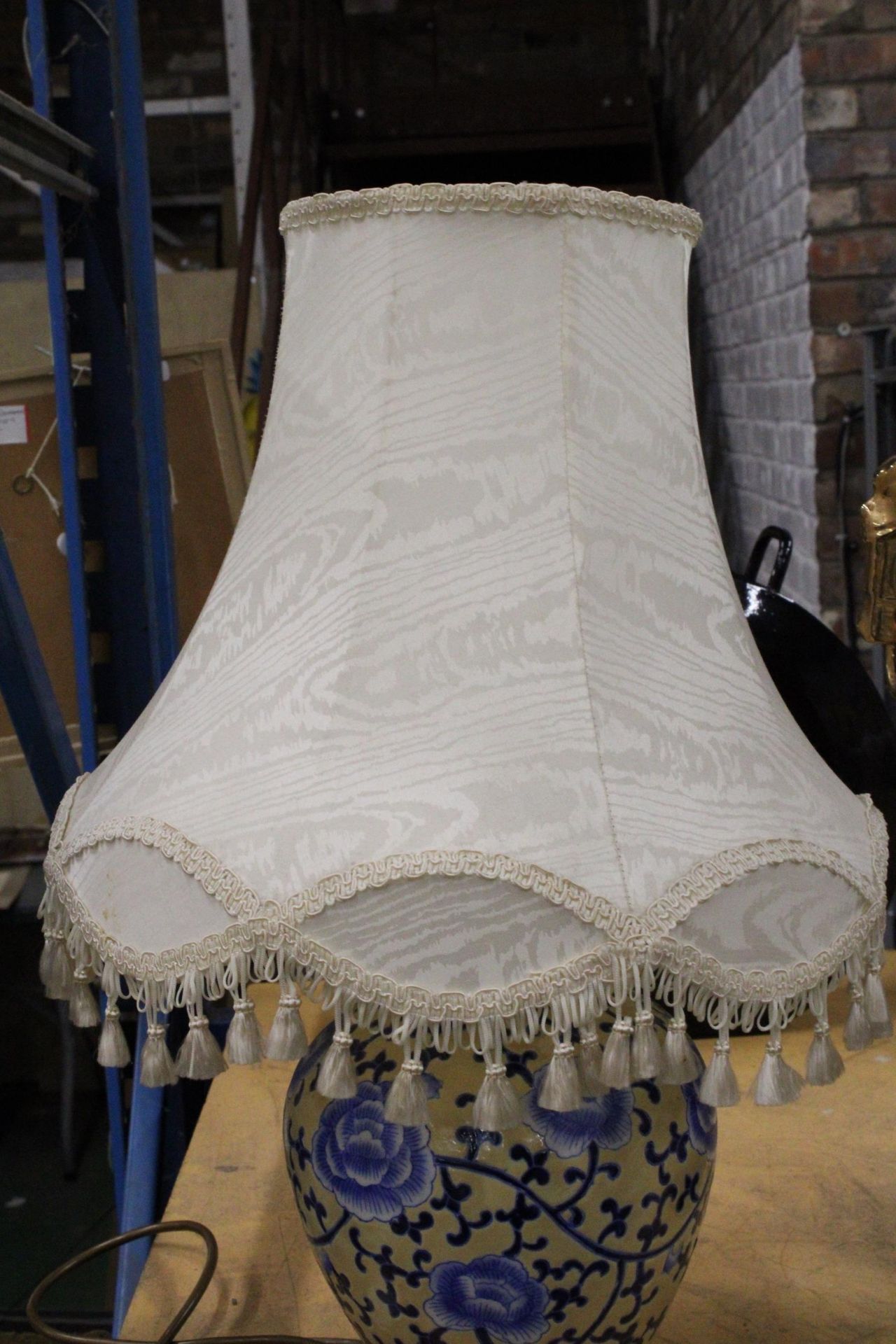 A BLUE AND CREAM ORIENTAL STYLE LAMP WITH SHADE - Image 3 of 4