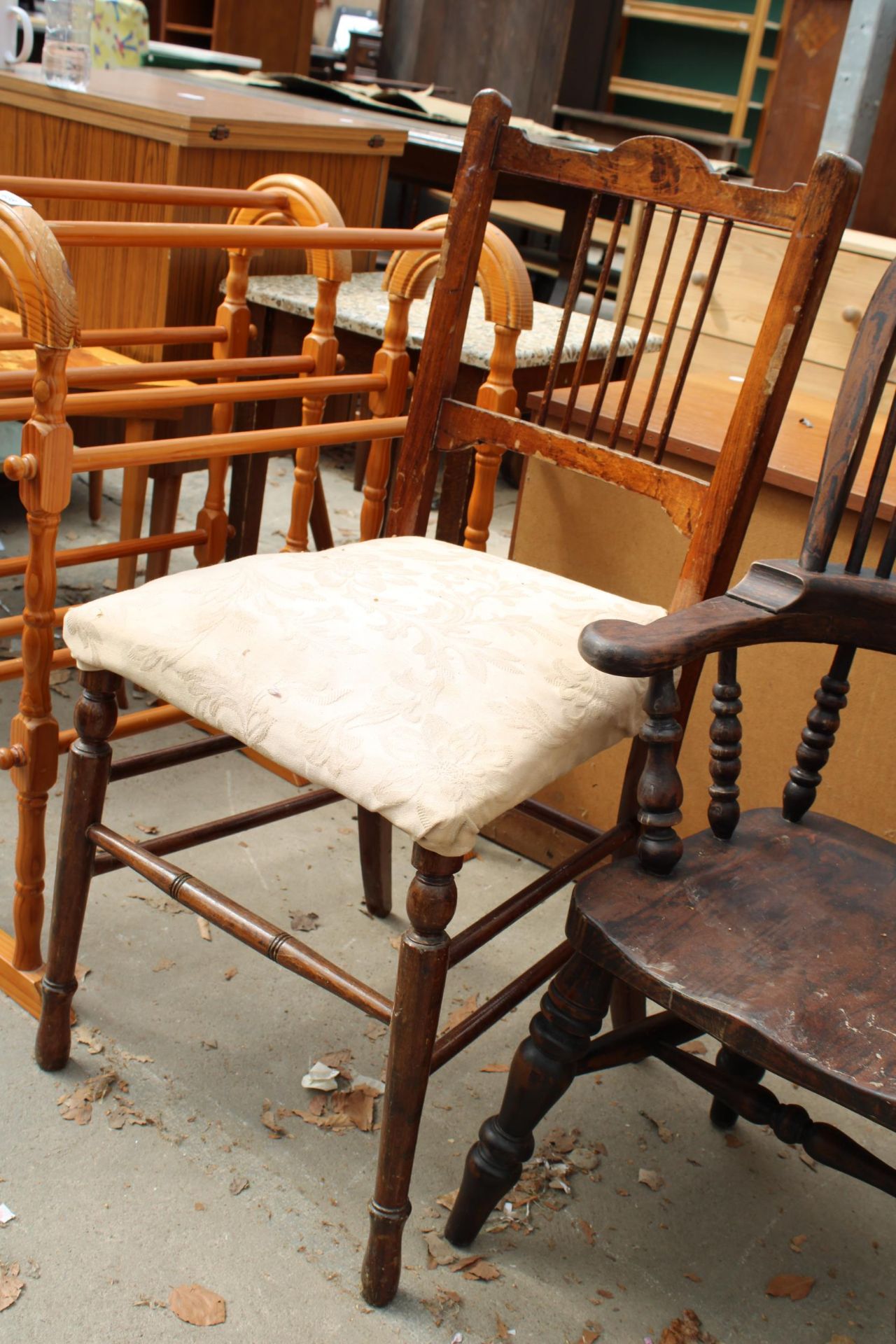 AN ELM WINDSOR STYLE CHILDS ARM CHAIR WITH TURNED UPRIGHTS AND PIERCED SPLAT BACK AND BEDROOM CHAIR - Image 3 of 3