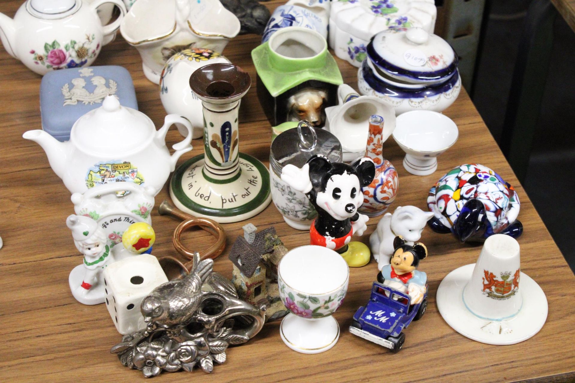 A MIXED LOT OF ITEMS TO INCLUDE VASES, A MATCHBOX MICKEY MOUSE IN HIS CAR, A CAKE PLATE, TORTOISE - Image 4 of 4