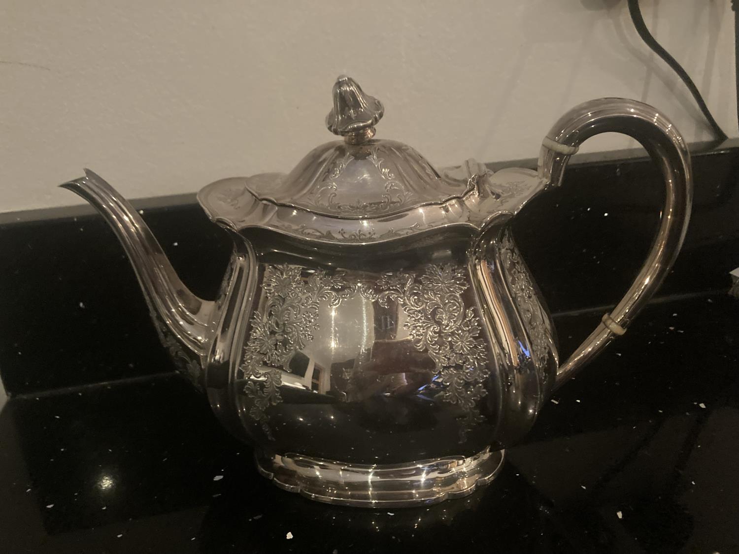 A DECORATIVE HALLMARKED SHEFFIELD TEAPOT GROSS WEIGHT 654 GRAM - Image 3 of 4