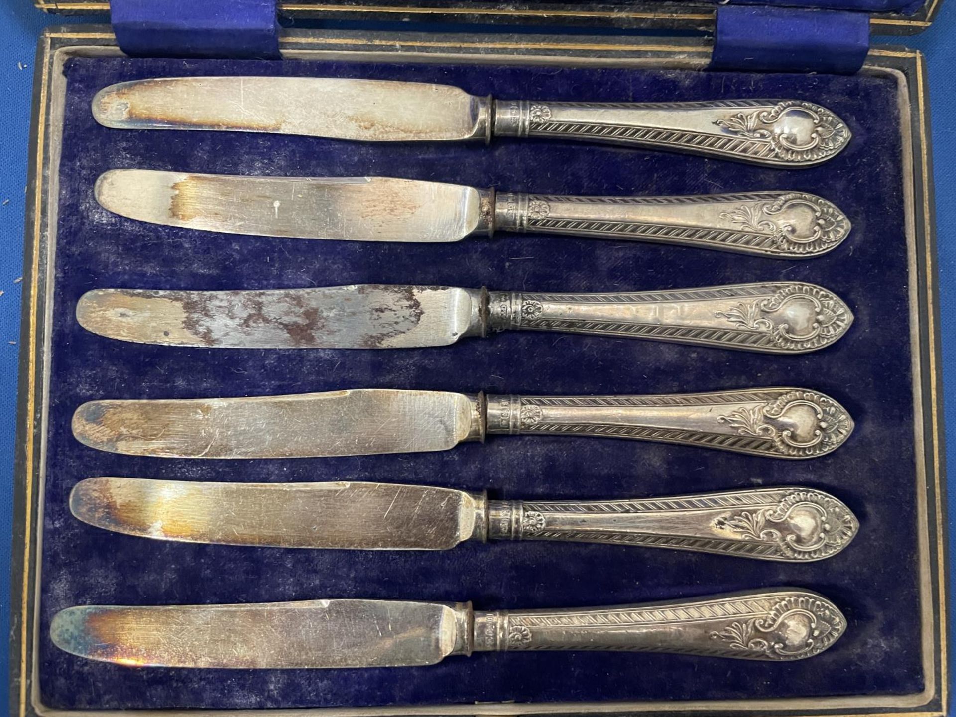 A SET OF SIX HALLMARKED SILVER HANDLED BUTTER KNIVES IN A PRESENTATION BOX - Image 3 of 8